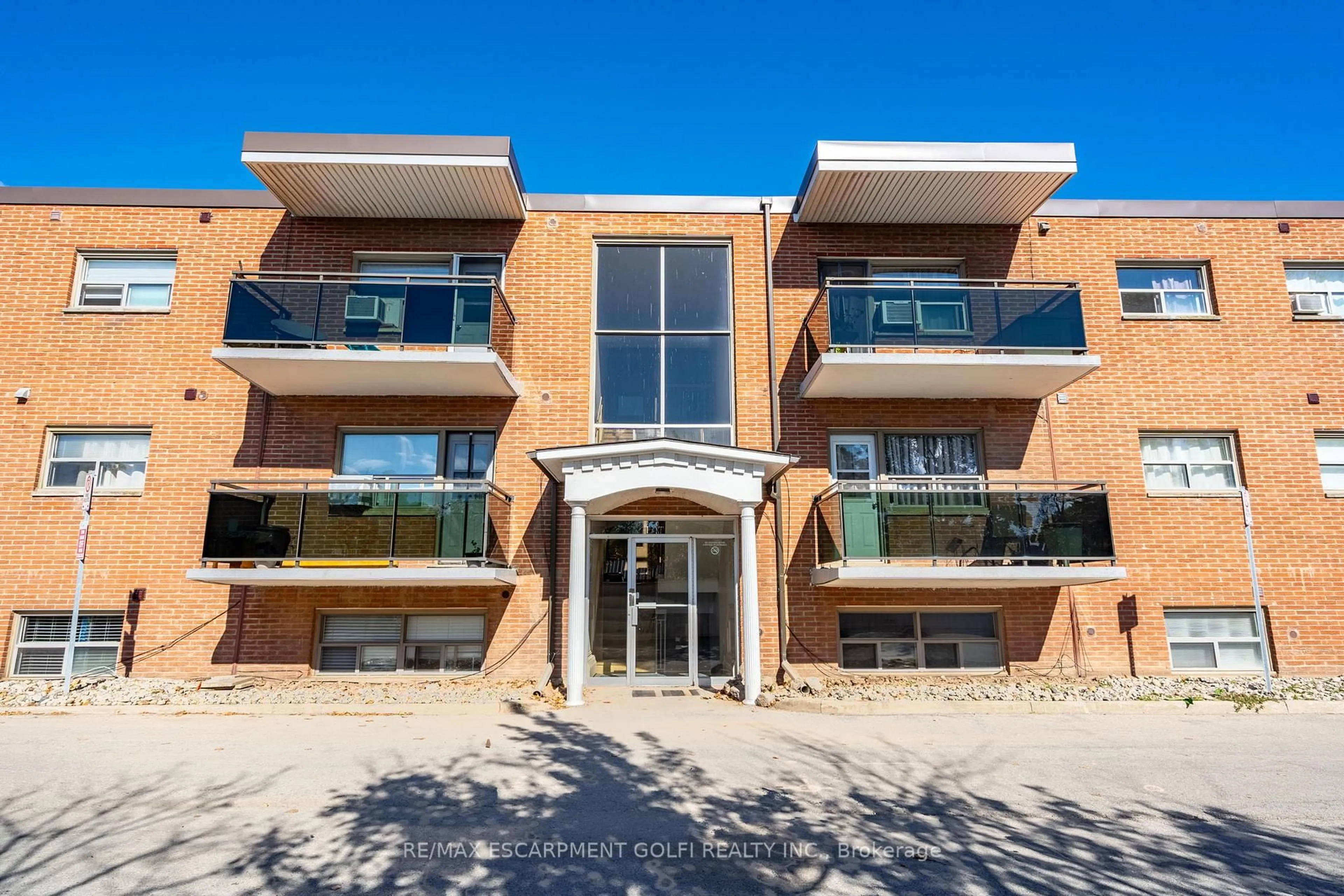 Home with brick exterior material, building for 264 Oakdale Ave #102, St. Catharines Ontario L2P 2K4