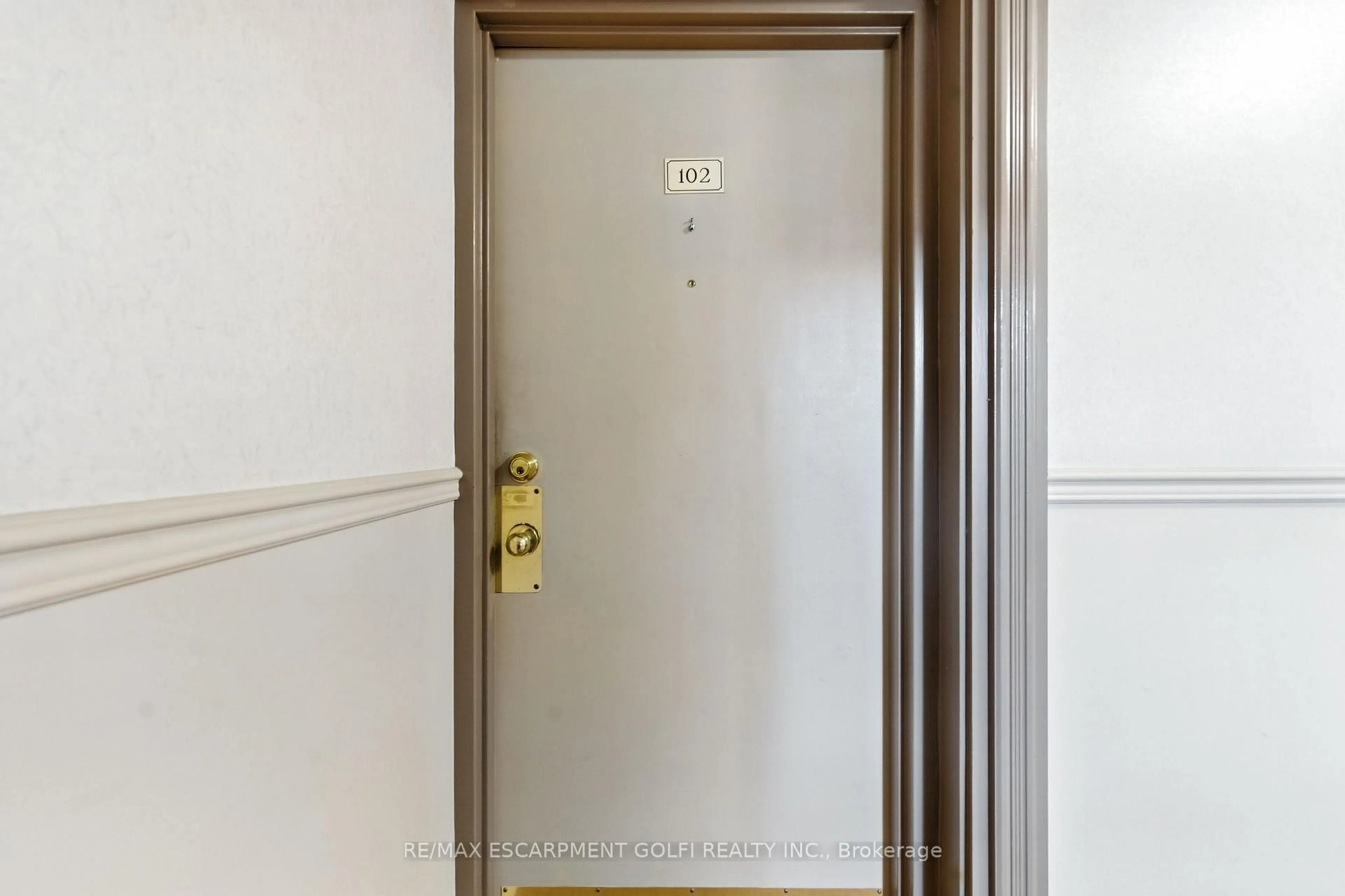 Indoor foyer for 264 Oakdale Ave #102, St. Catharines Ontario L2P 2K4