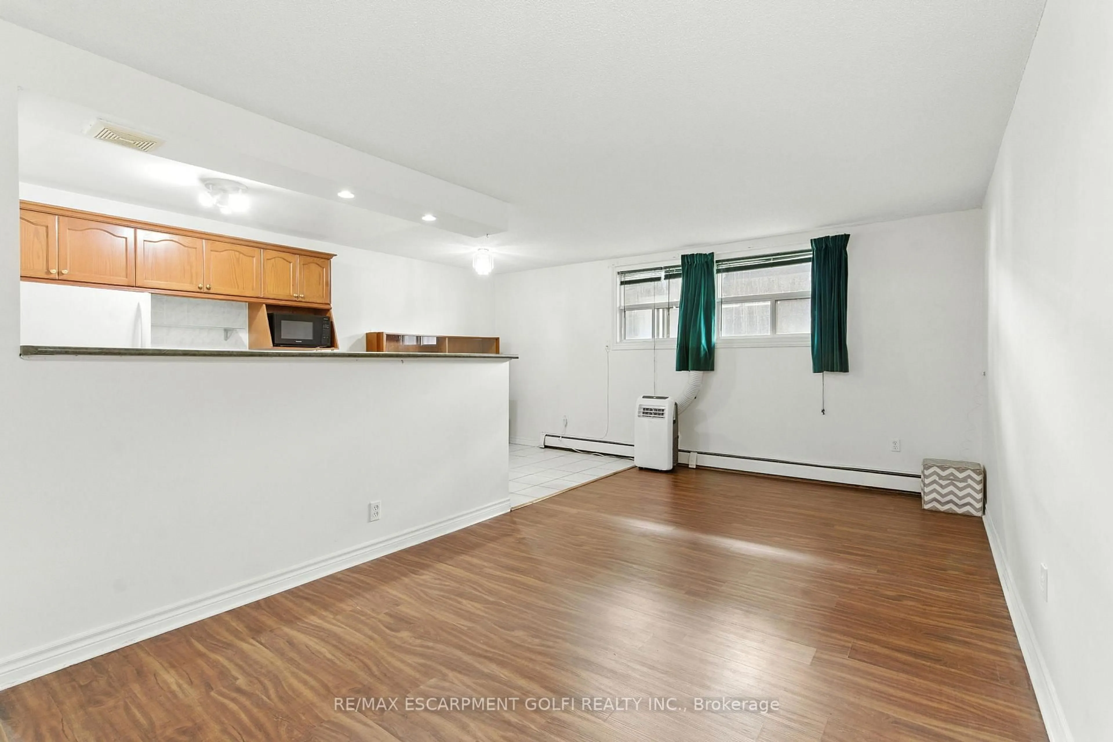 A pic of a room for 264 Oakdale Ave #102, St. Catharines Ontario L2P 2K4