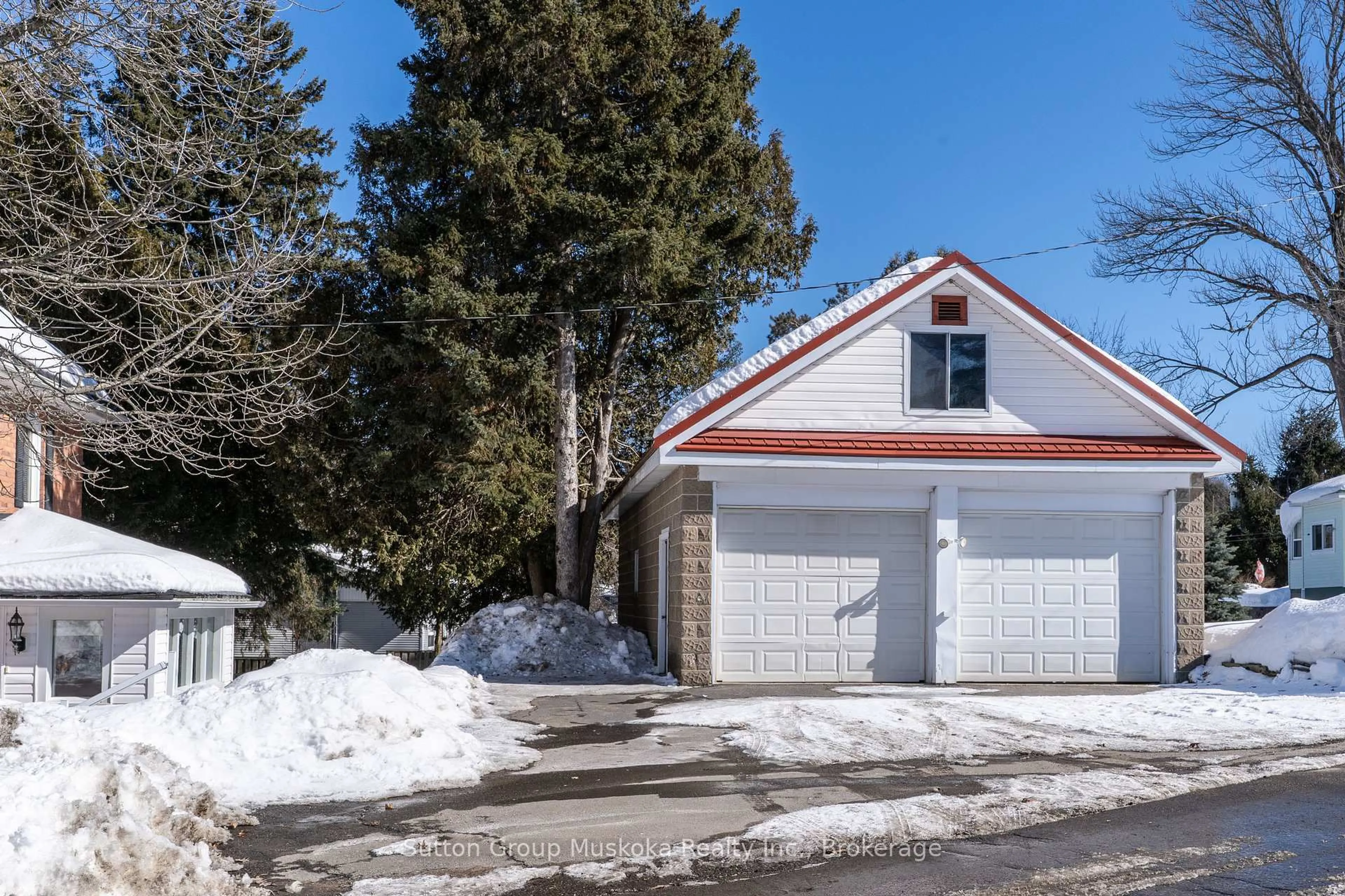 Indoor garage for 133 Main St, Huntsville Ontario P1H 1W5