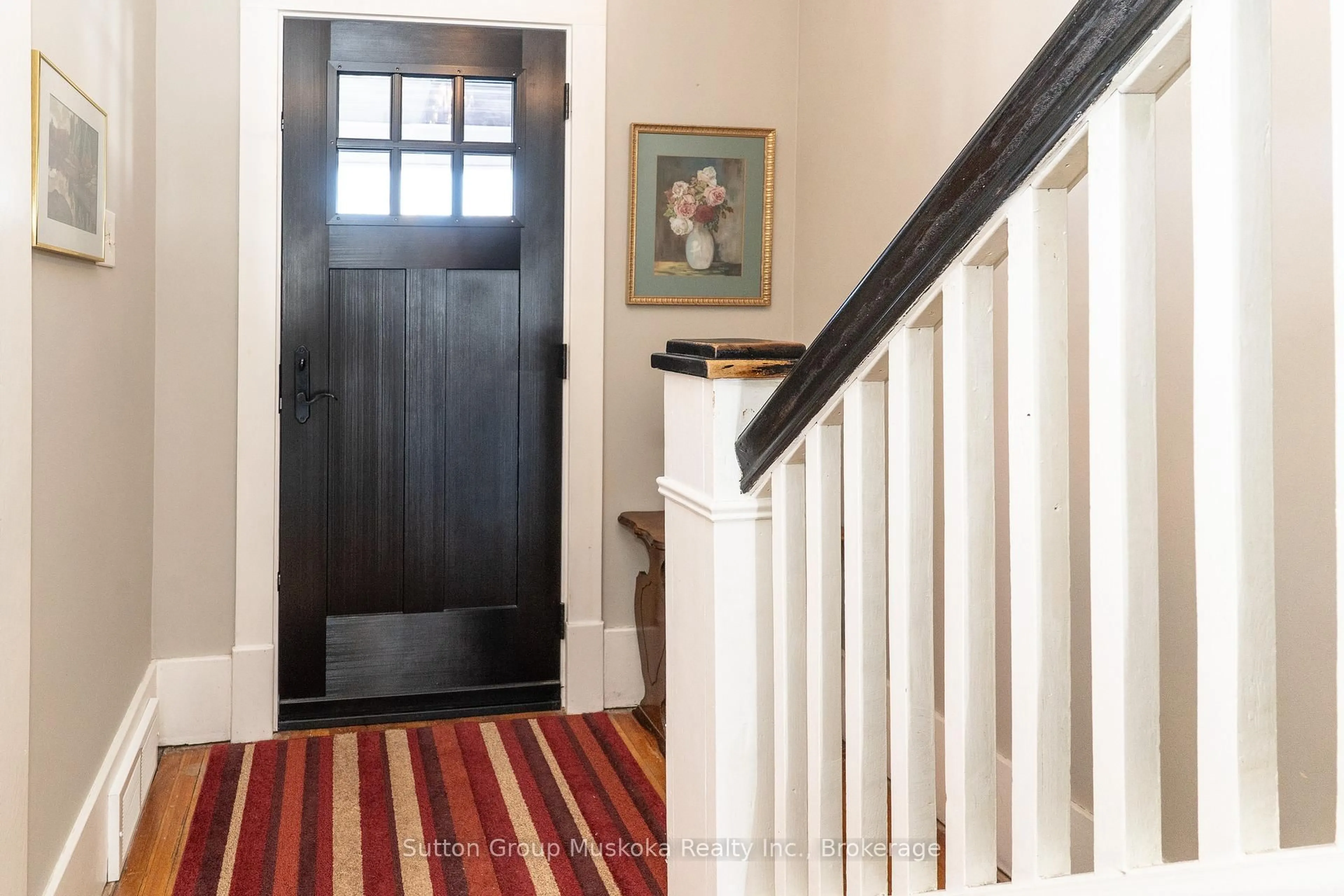Indoor entryway for 133 Main St, Huntsville Ontario P1H 1W5