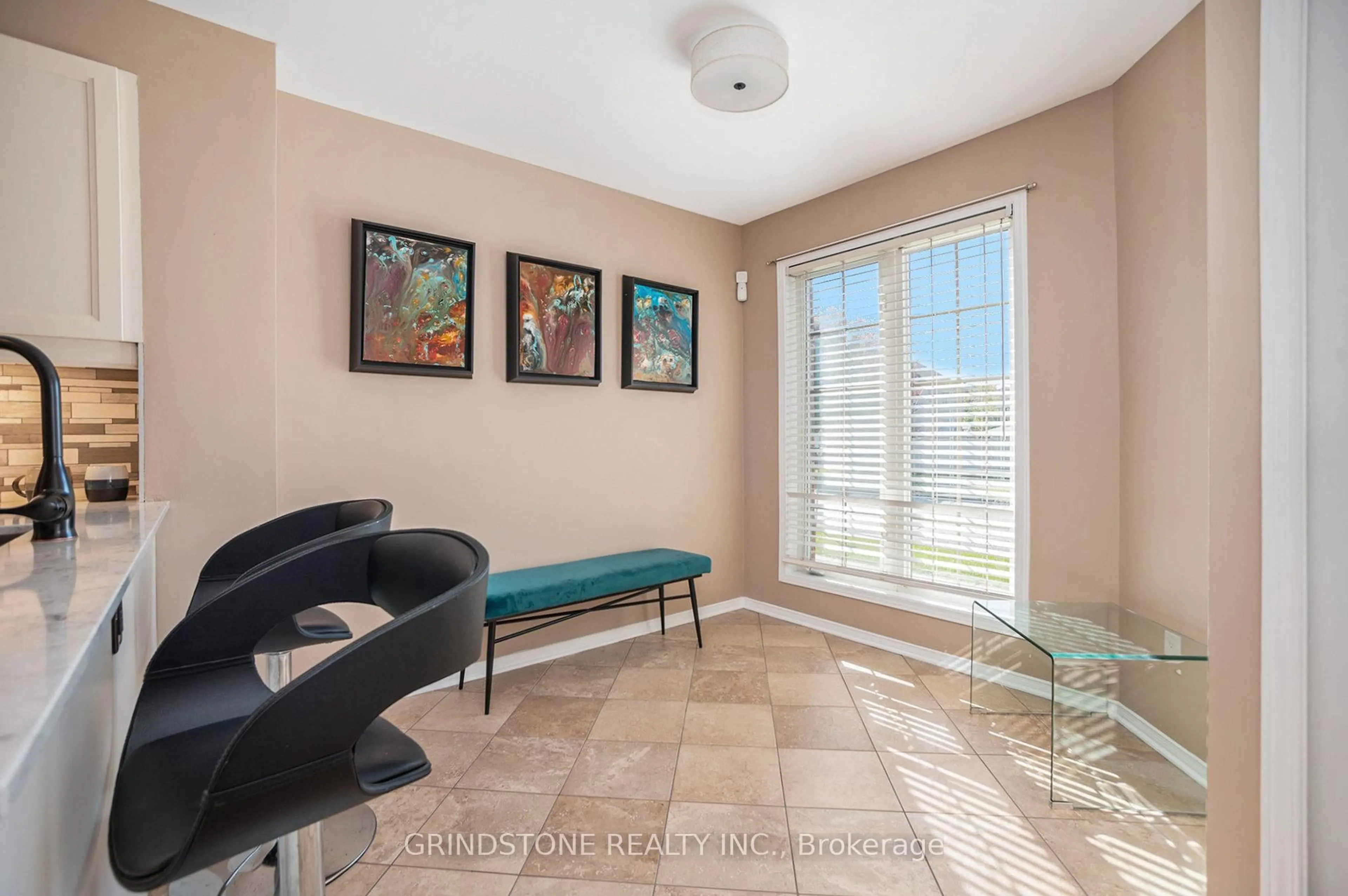 Indoor entryway for 904 Longfields Dr, Ottawa Ontario K2J 5K6