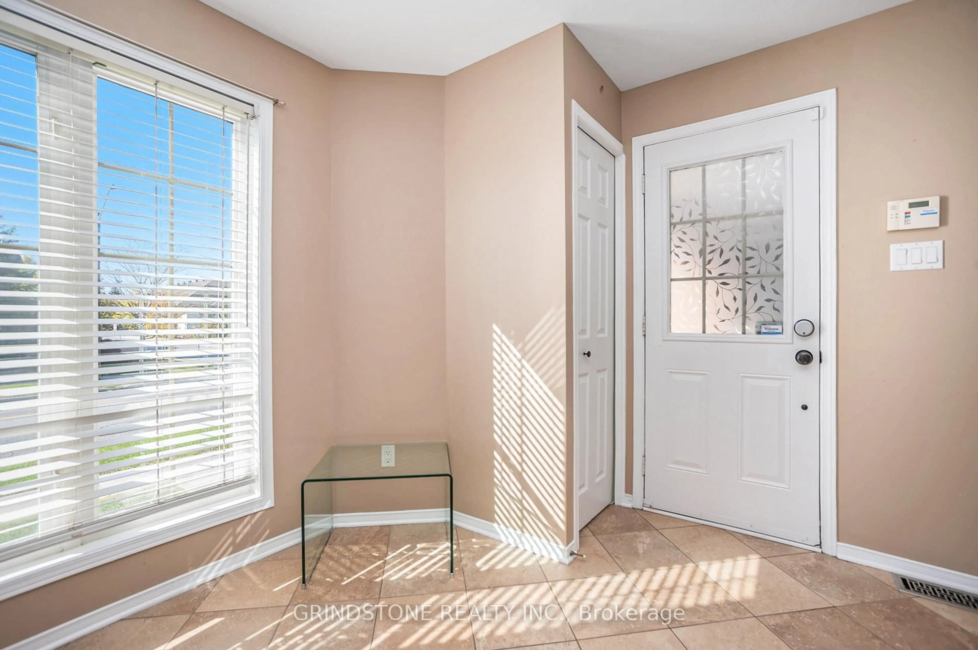 Indoor entryway for 904 Longfields Dr, Ottawa Ontario K2J 5K6