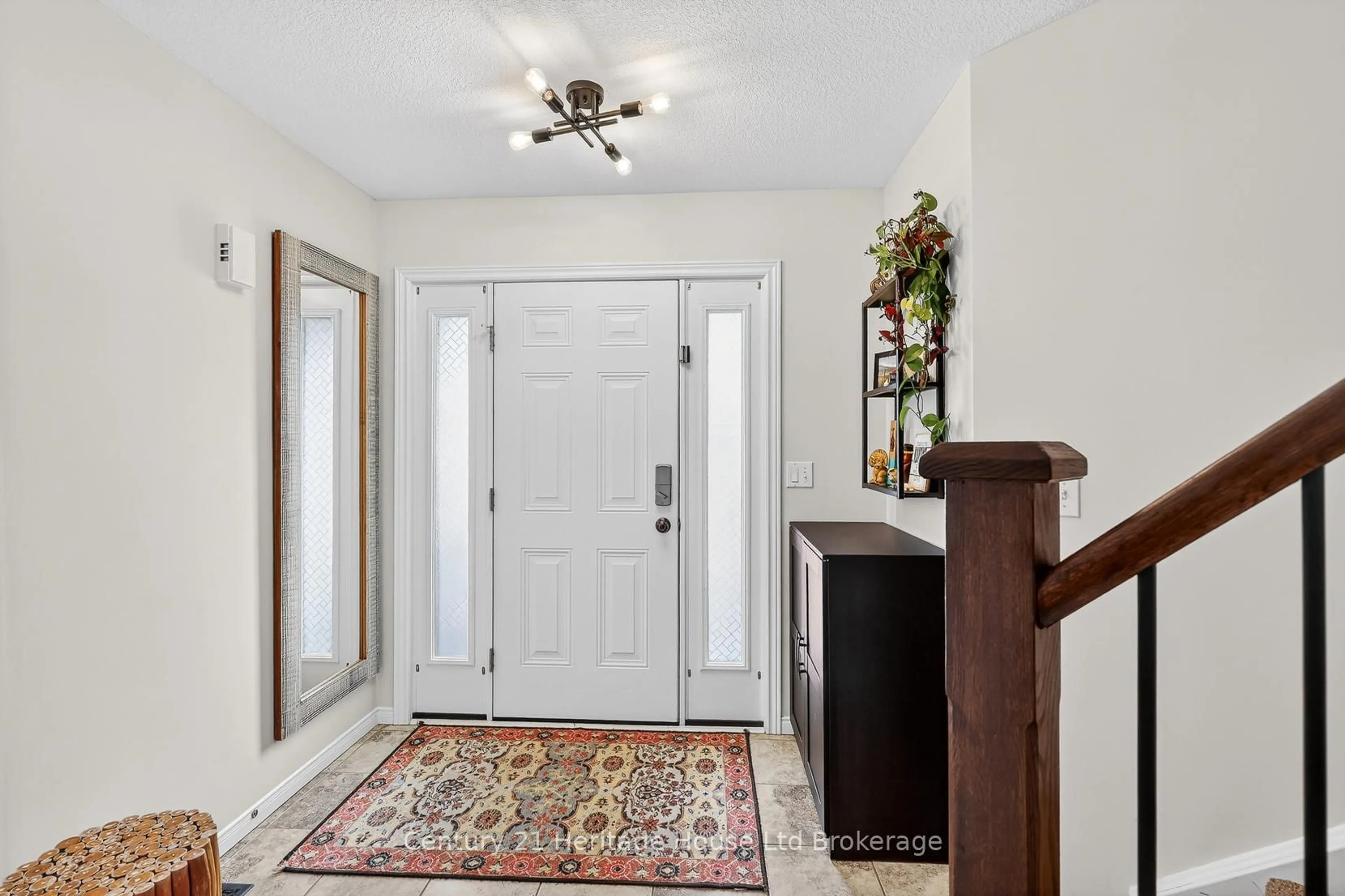 Indoor entryway for 464 Champlain Ave, Woodstock Ontario N4V 0A7