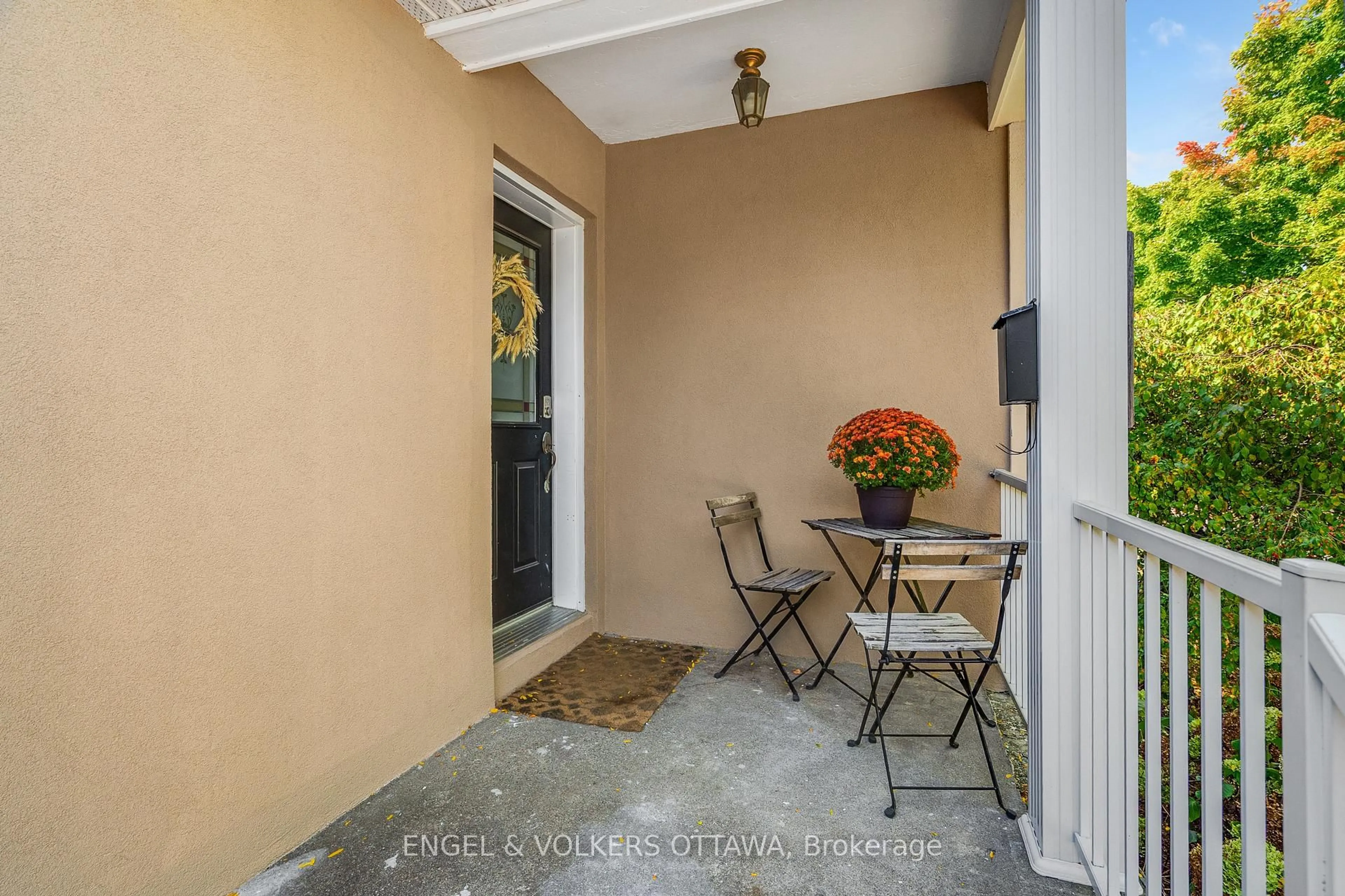 Patio, street for 1270 CHEVERTON Ave, Ottawa Ontario K1H 7P6