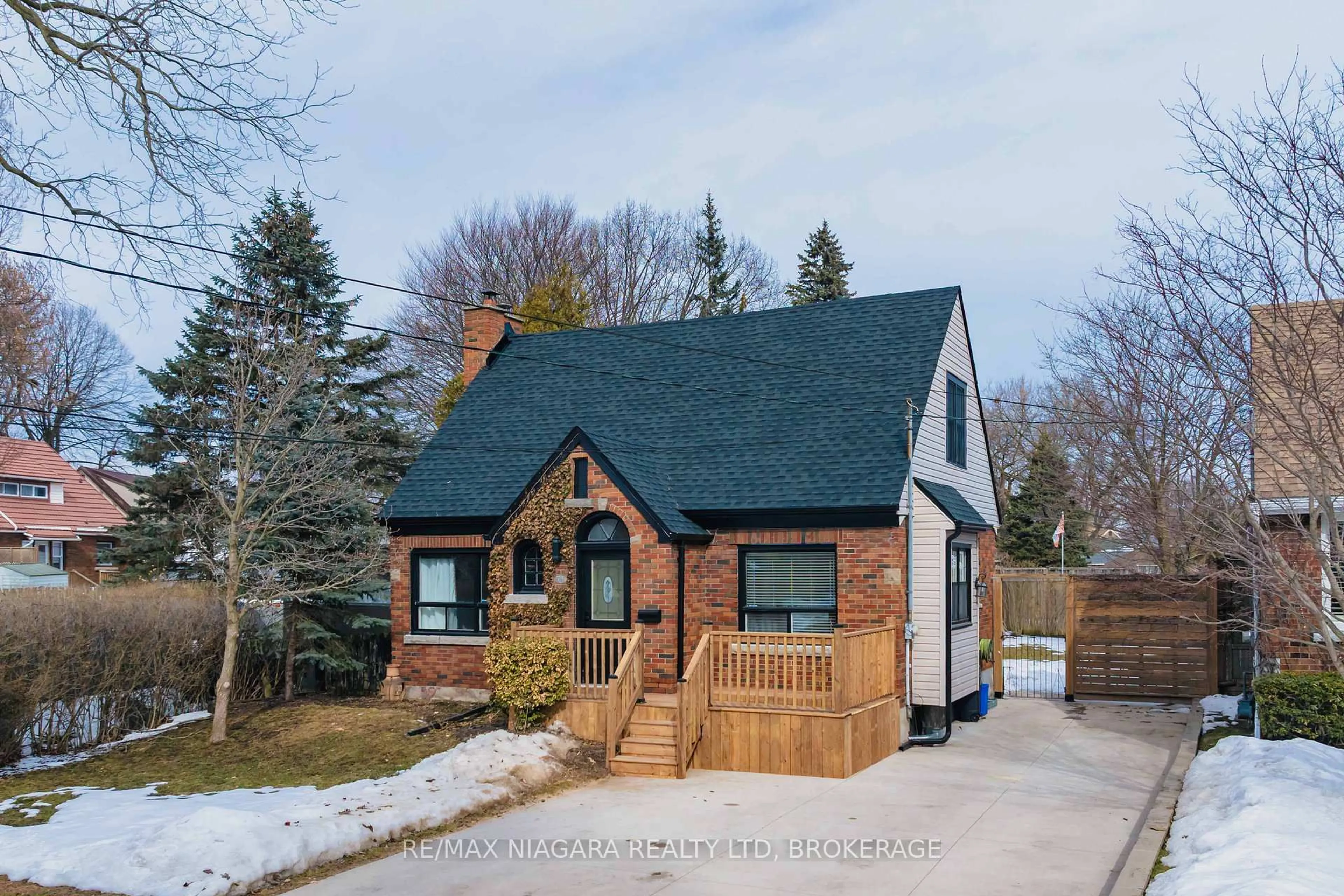 Home with brick exterior material, street for 5781 Morden Dr, Niagara Falls Ontario L2E 3C8