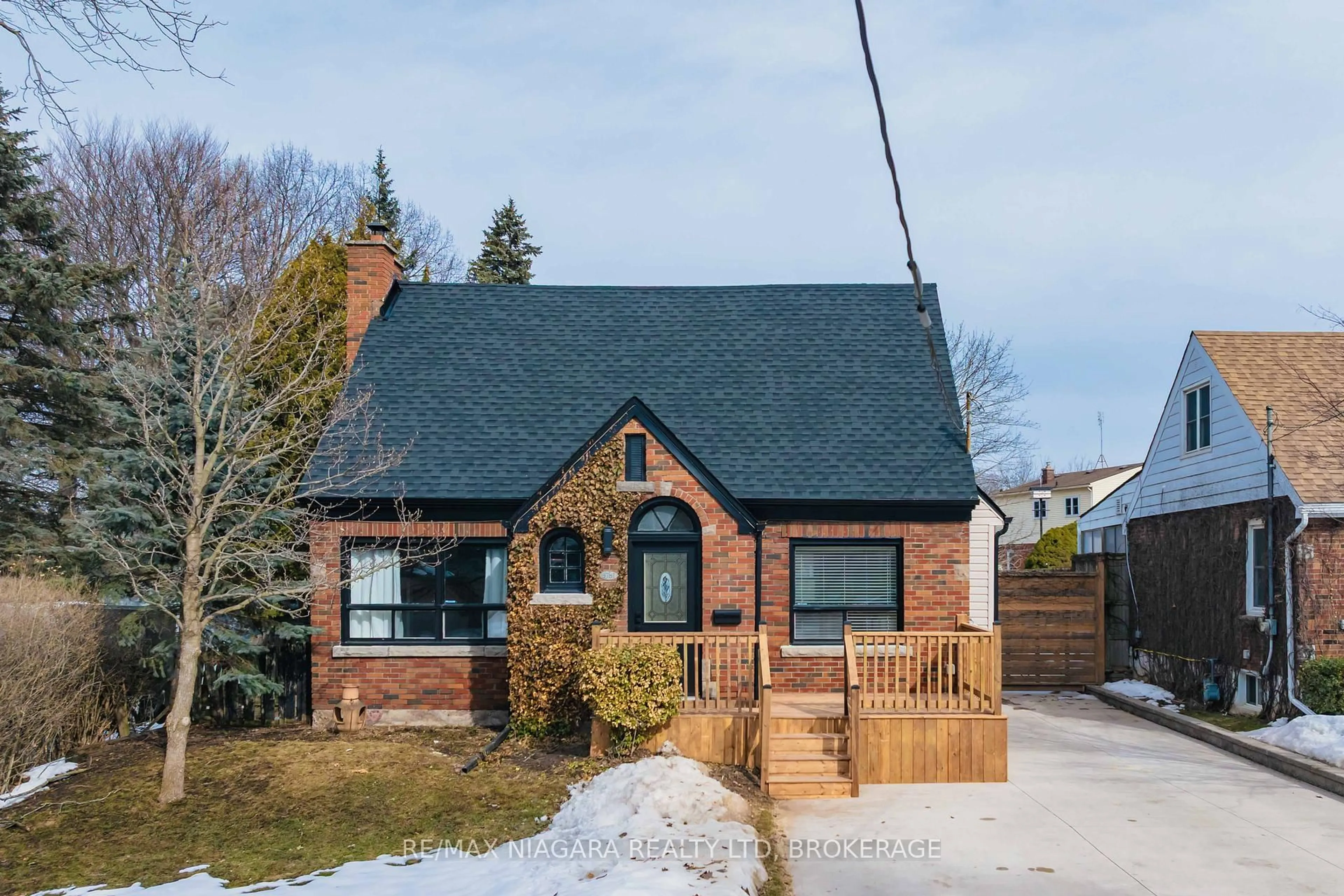 Home with brick exterior material, street for 5781 Morden Dr, Niagara Falls Ontario L2E 3C8