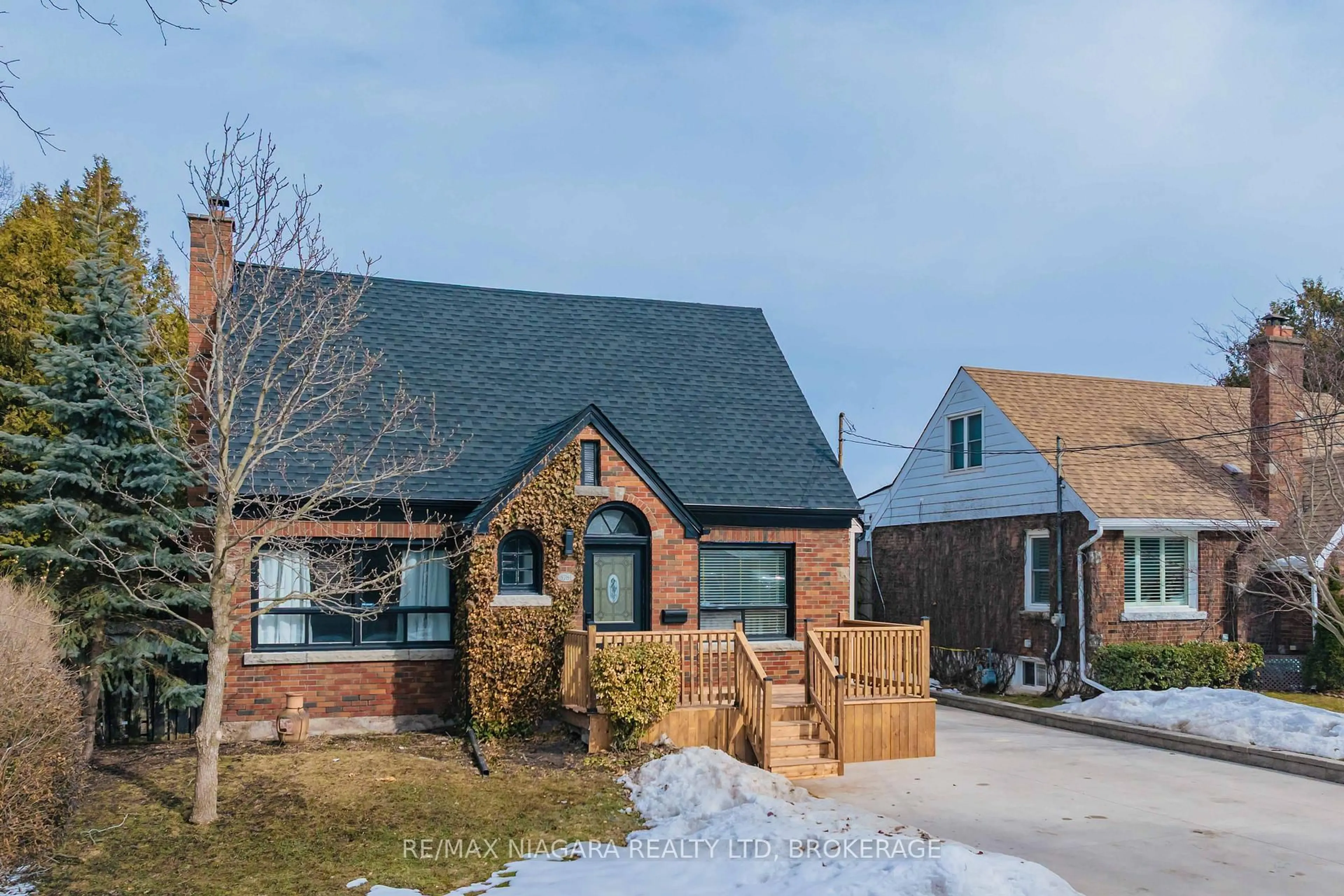 Home with brick exterior material, street for 5781 Morden Dr, Niagara Falls Ontario L2E 3C8