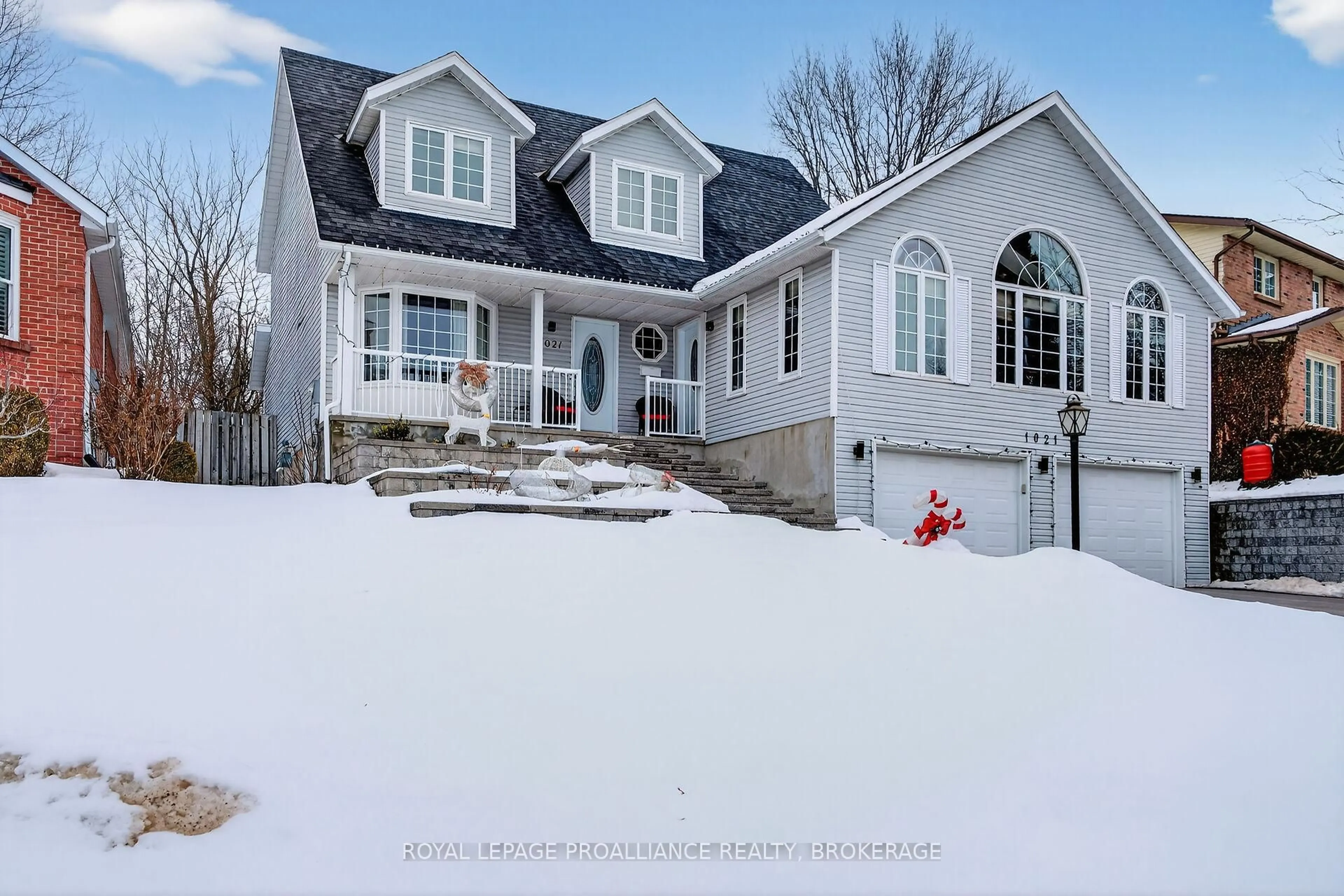 Home with vinyl exterior material, street for 1021 Dunham St, Kingston Ontario K7P 2J9