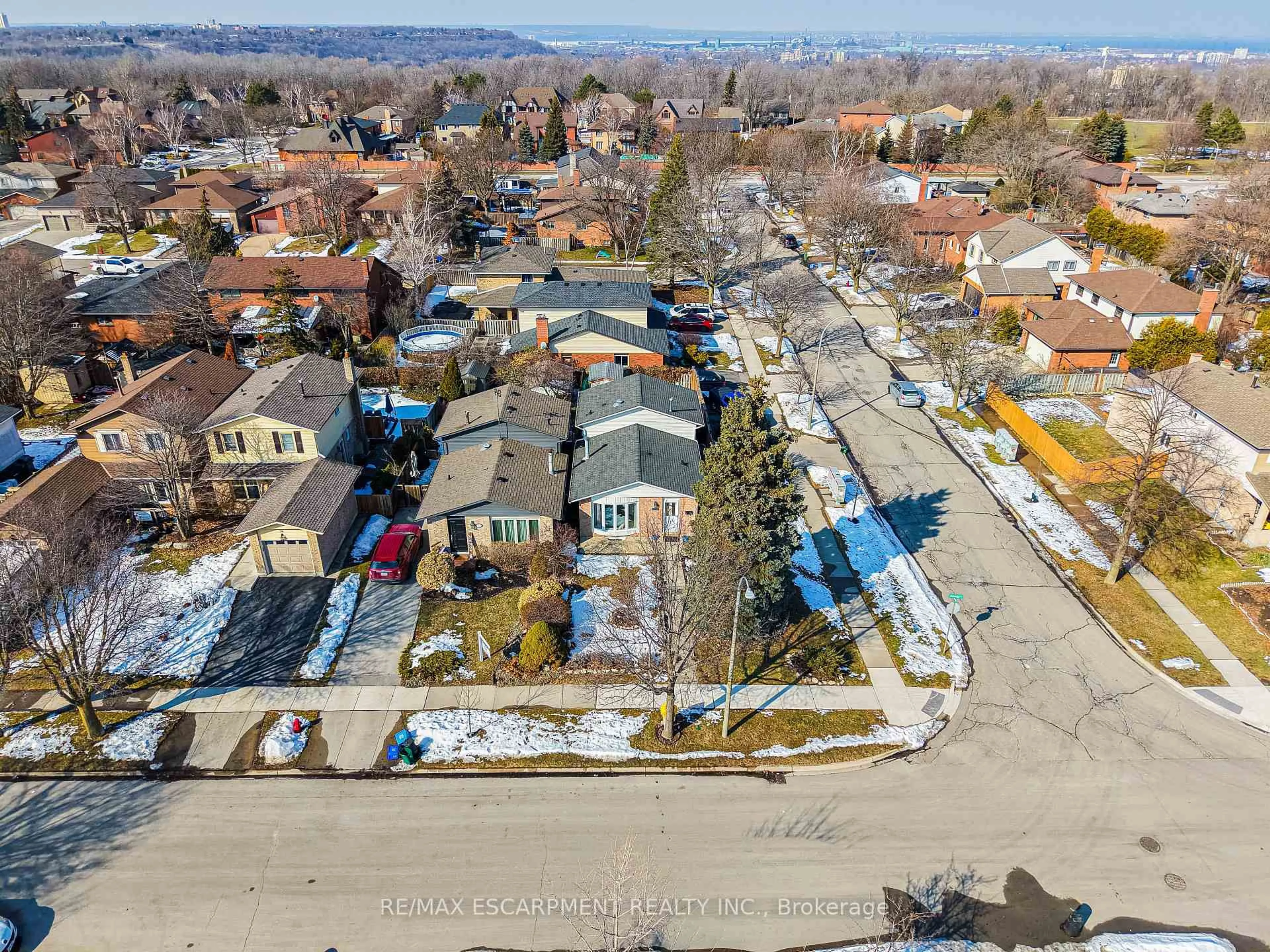 A pic from outside/outdoor area/front of a property/back of a property/a pic from drone, street for 70 Athenia Dr, Hamilton Ontario L8J 1S8
