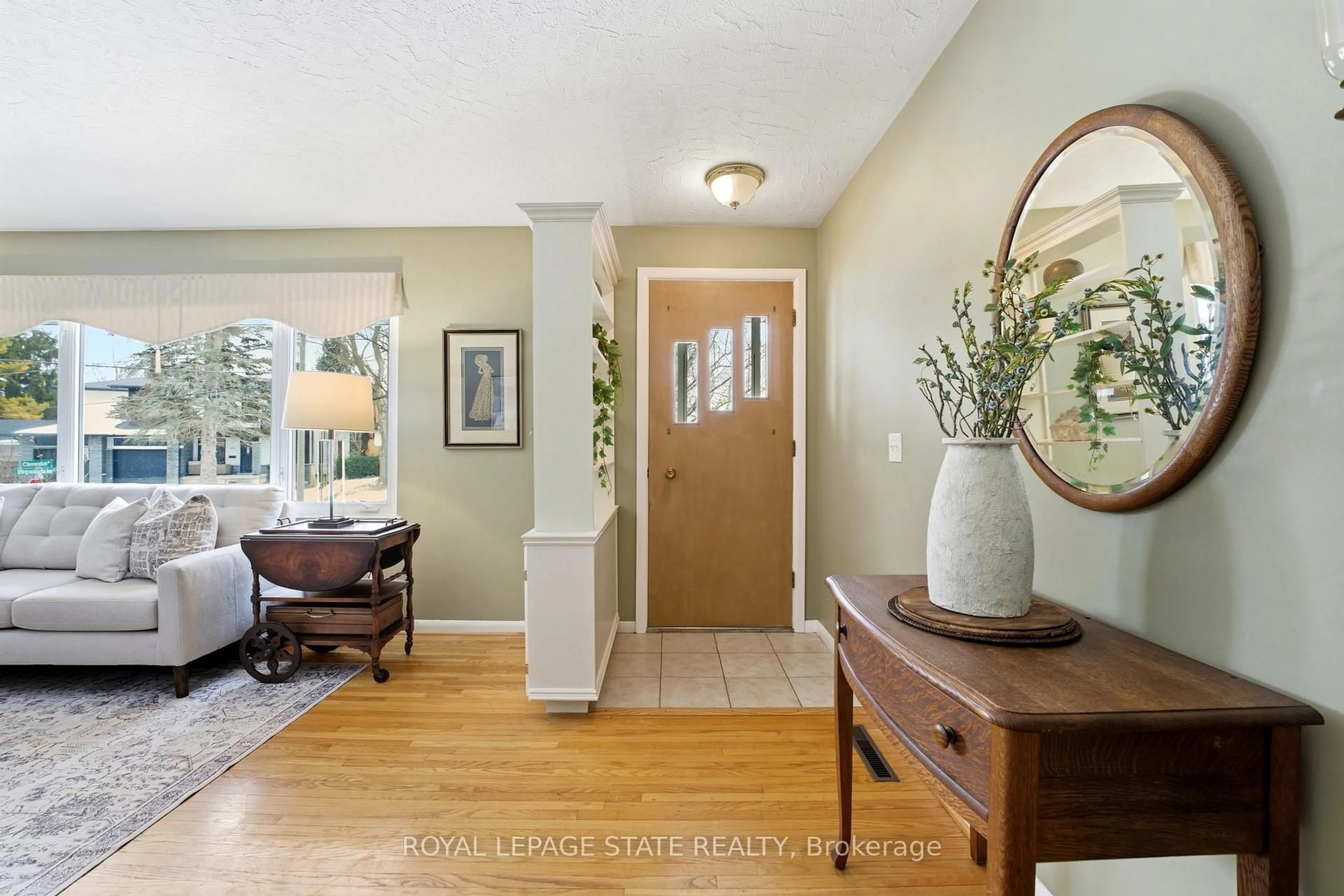 Indoor entryway for 347 Clarendon Dr, Hamilton Ontario L9G 2Y9