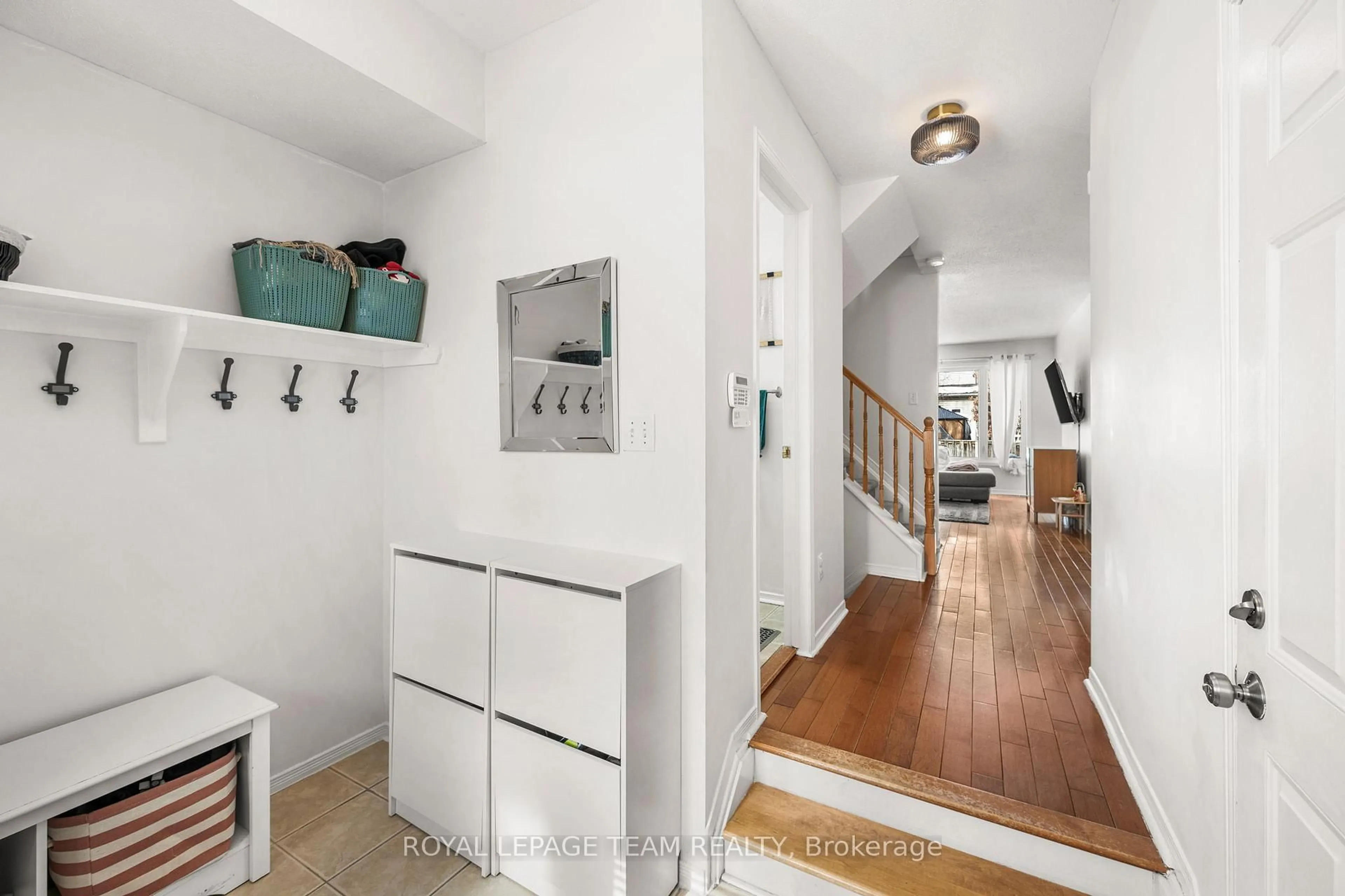 Indoor entryway for 211 Longshire Circ, Ottawa Ontario K2J 4K8