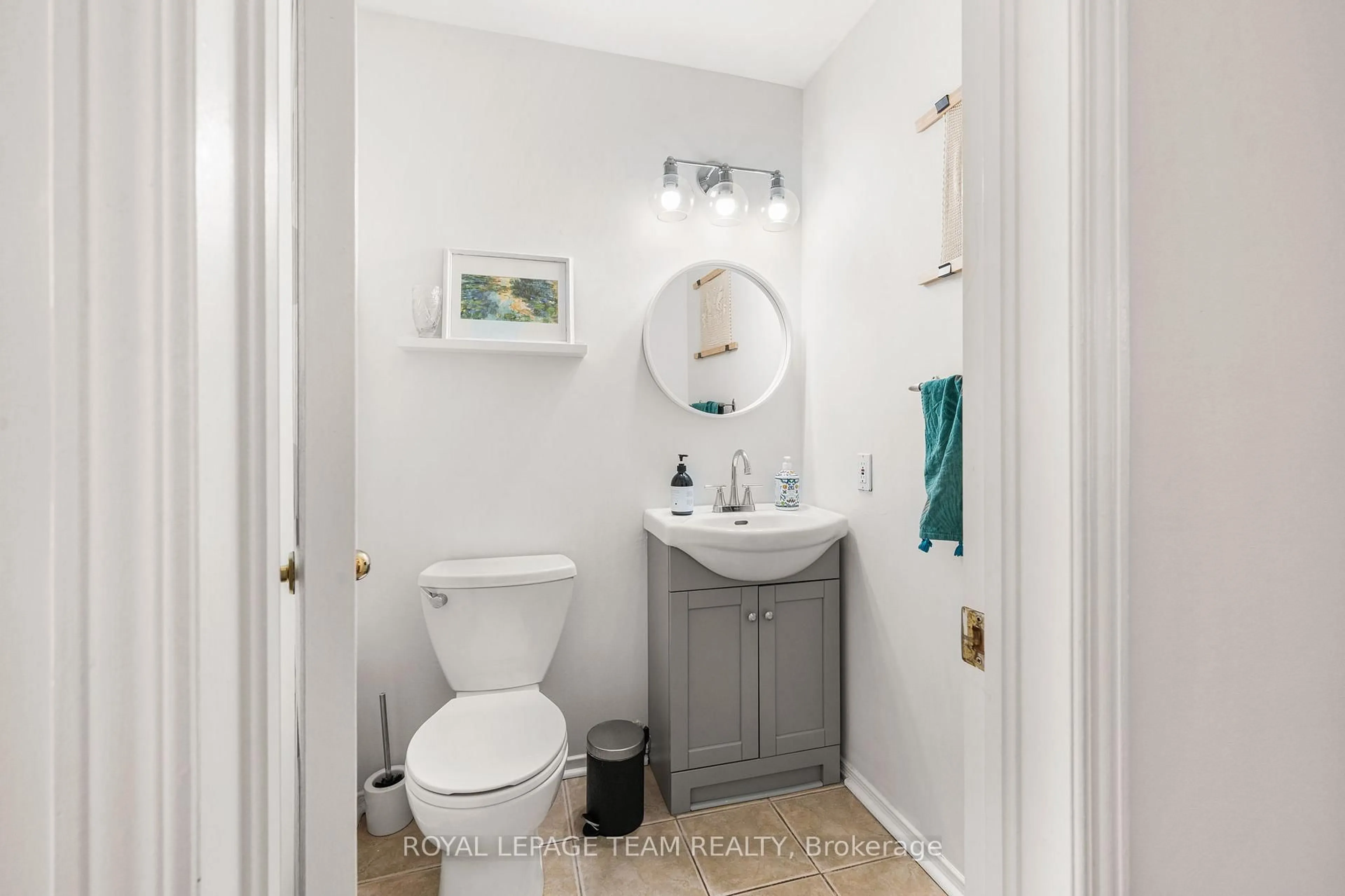 Standard bathroom, ceramic/tile floor for 211 Longshire Circ, Ottawa Ontario K2J 4K8