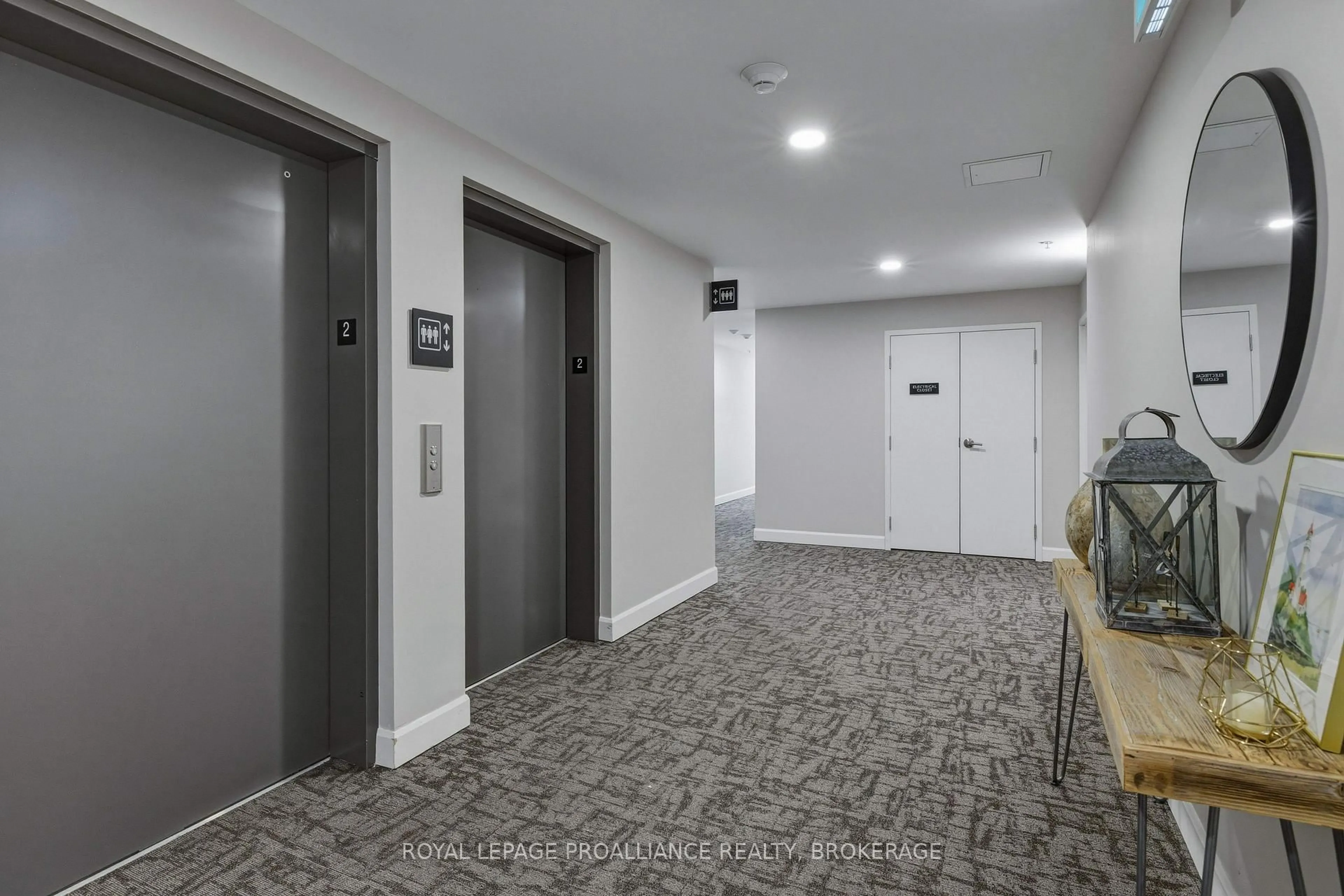 Indoor foyer for 129B South St #218, Gananoque Ontario K7G 0B1