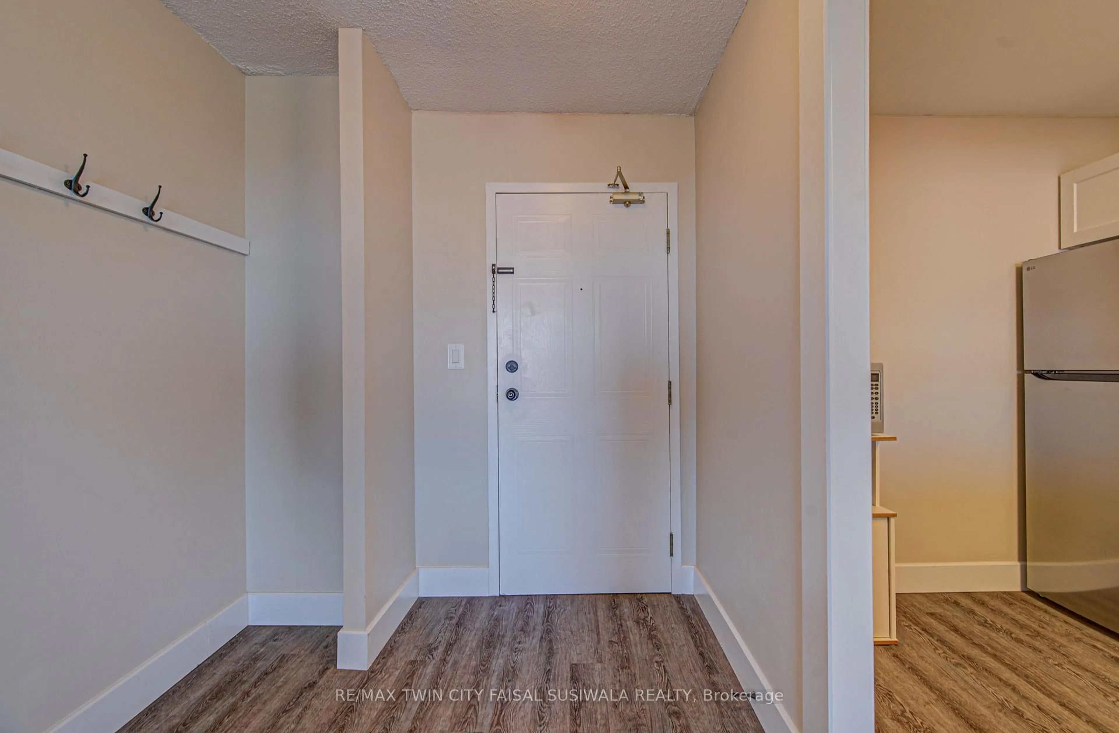 Indoor entryway for 18 Holborn Crt #610, Kitchener Ontario N2A 4A1