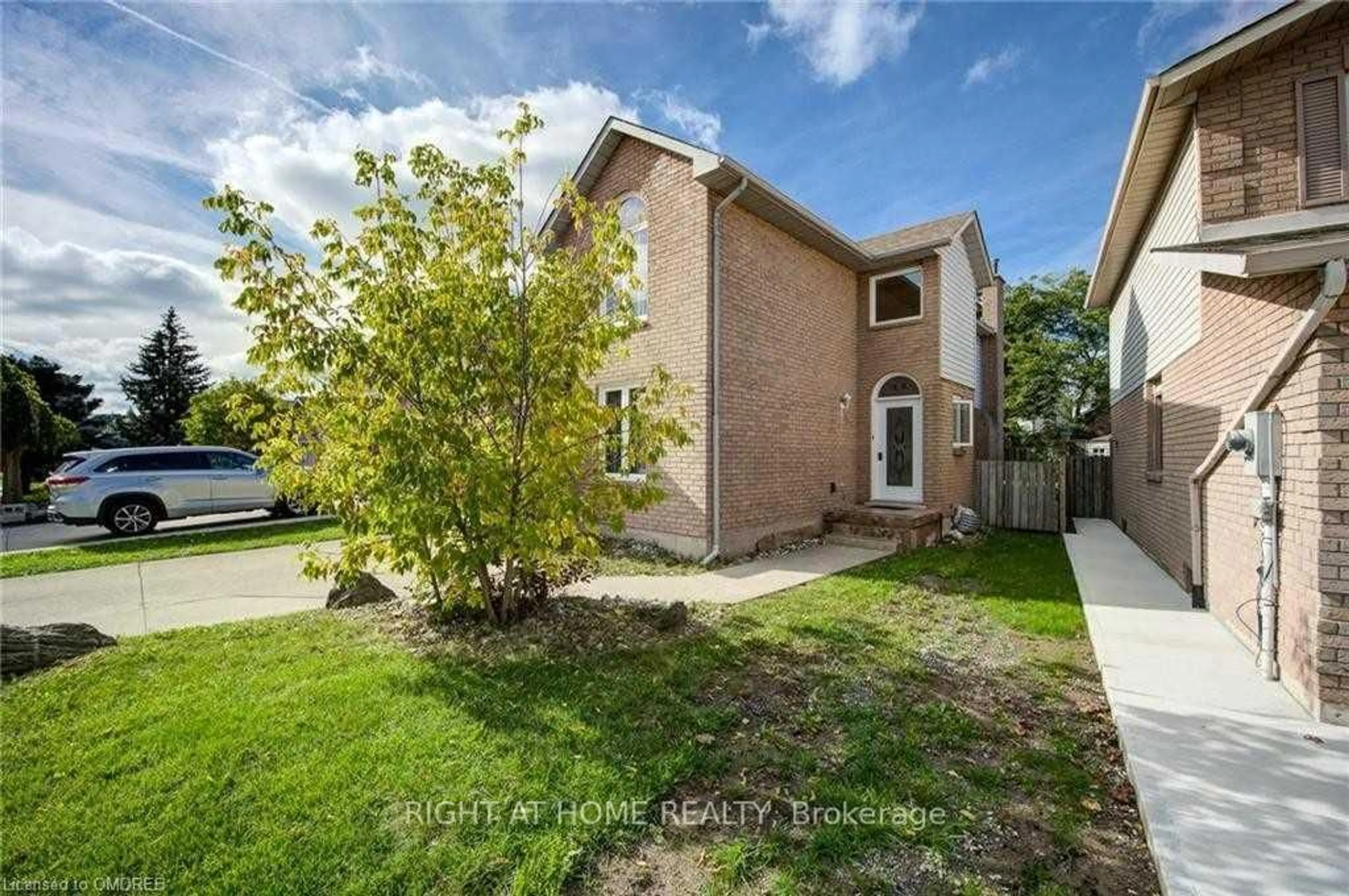 A pic from outside/outdoor area/front of a property/back of a property/a pic from drone, street for 333 Brigade Dr, Hamilton Ontario L9B 2G1