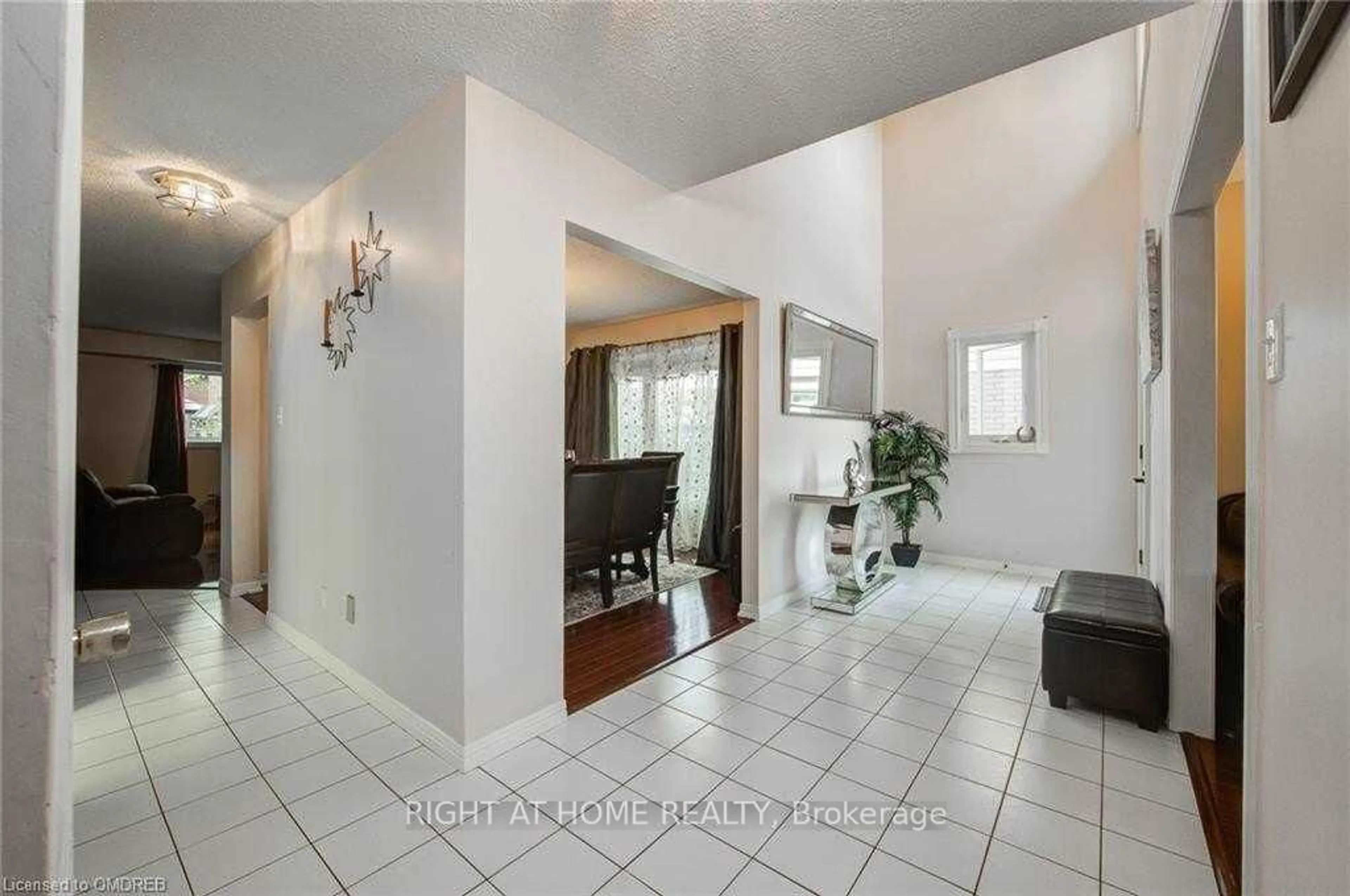 Indoor entryway for 333 Brigade Dr, Hamilton Ontario L9B 2G1