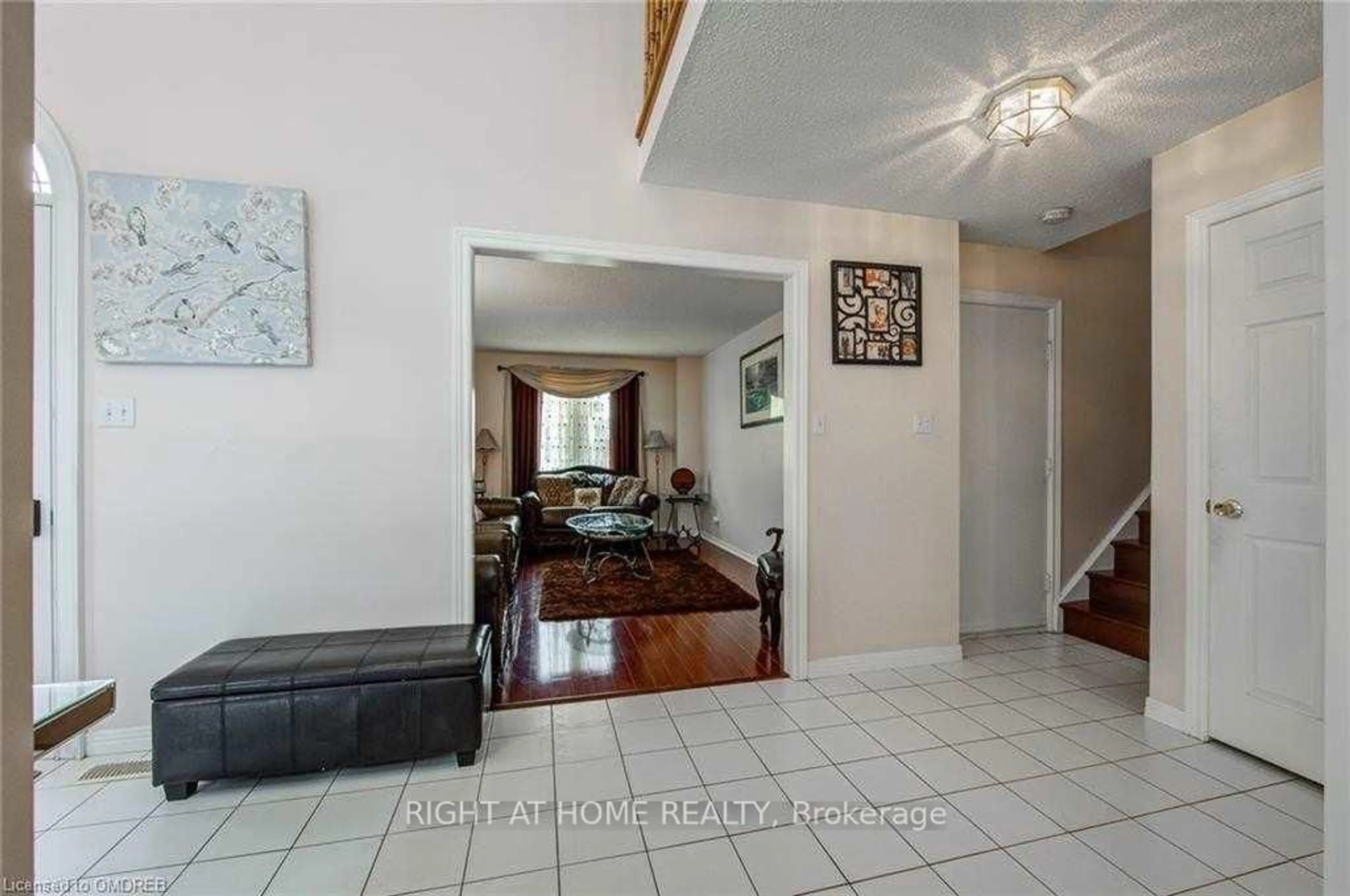 Indoor foyer for 333 Brigade Dr, Hamilton Ontario L9B 2G1