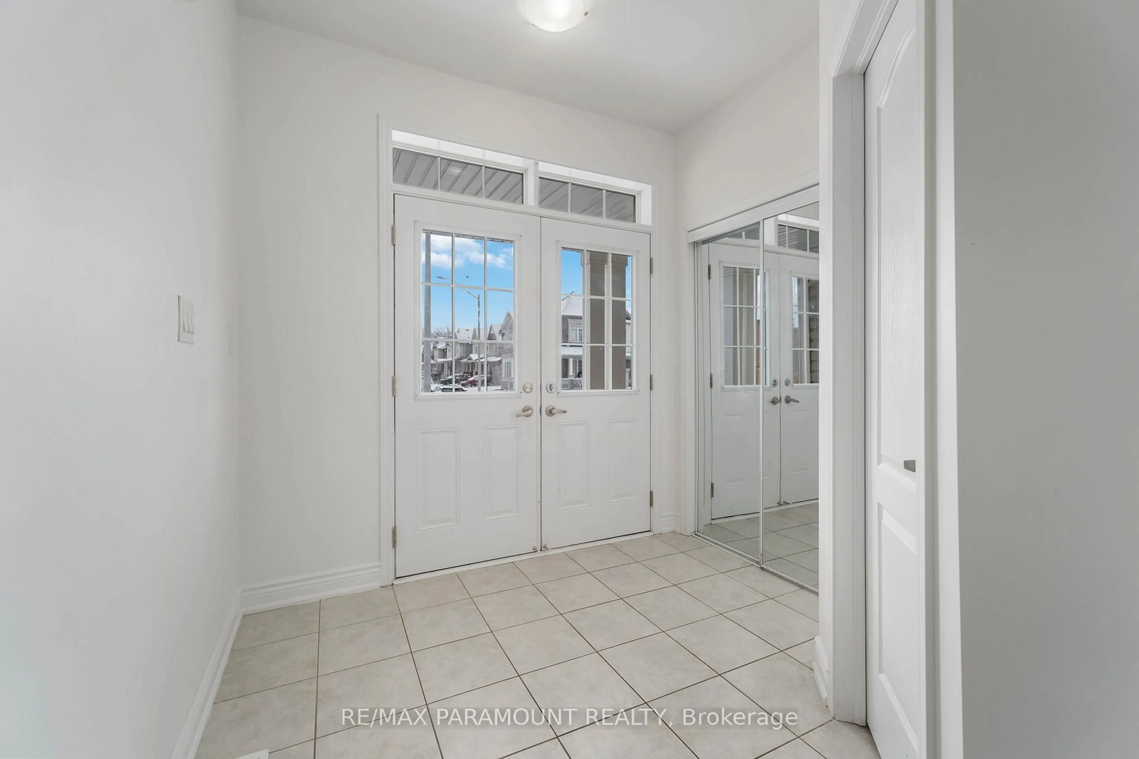 Indoor entryway for 20 Vaughn Dr, Thorold Ontario L3B 0G8