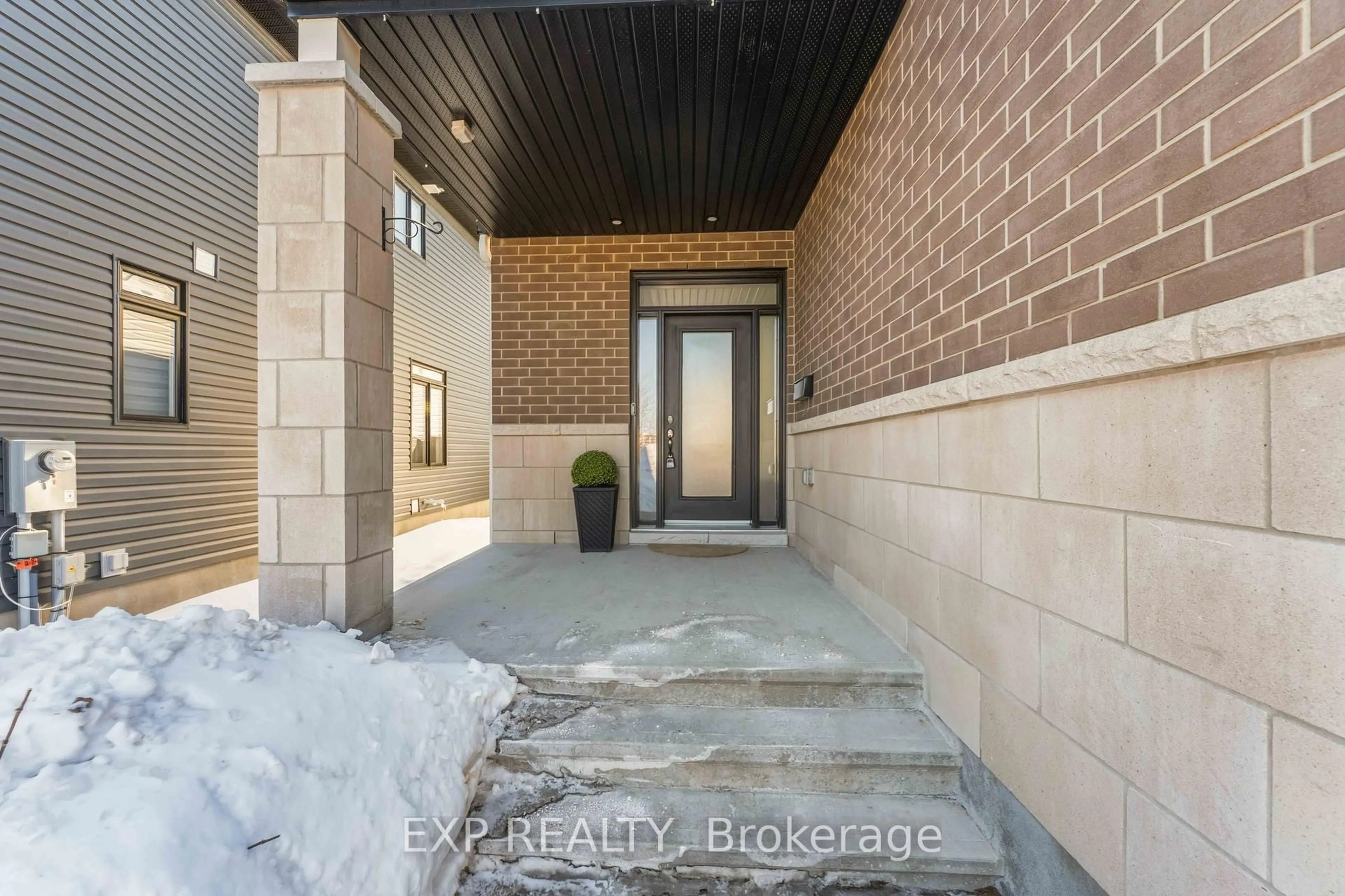 Indoor entryway for 609 Putney Cres, Ottawa Ontario K1S 1N4