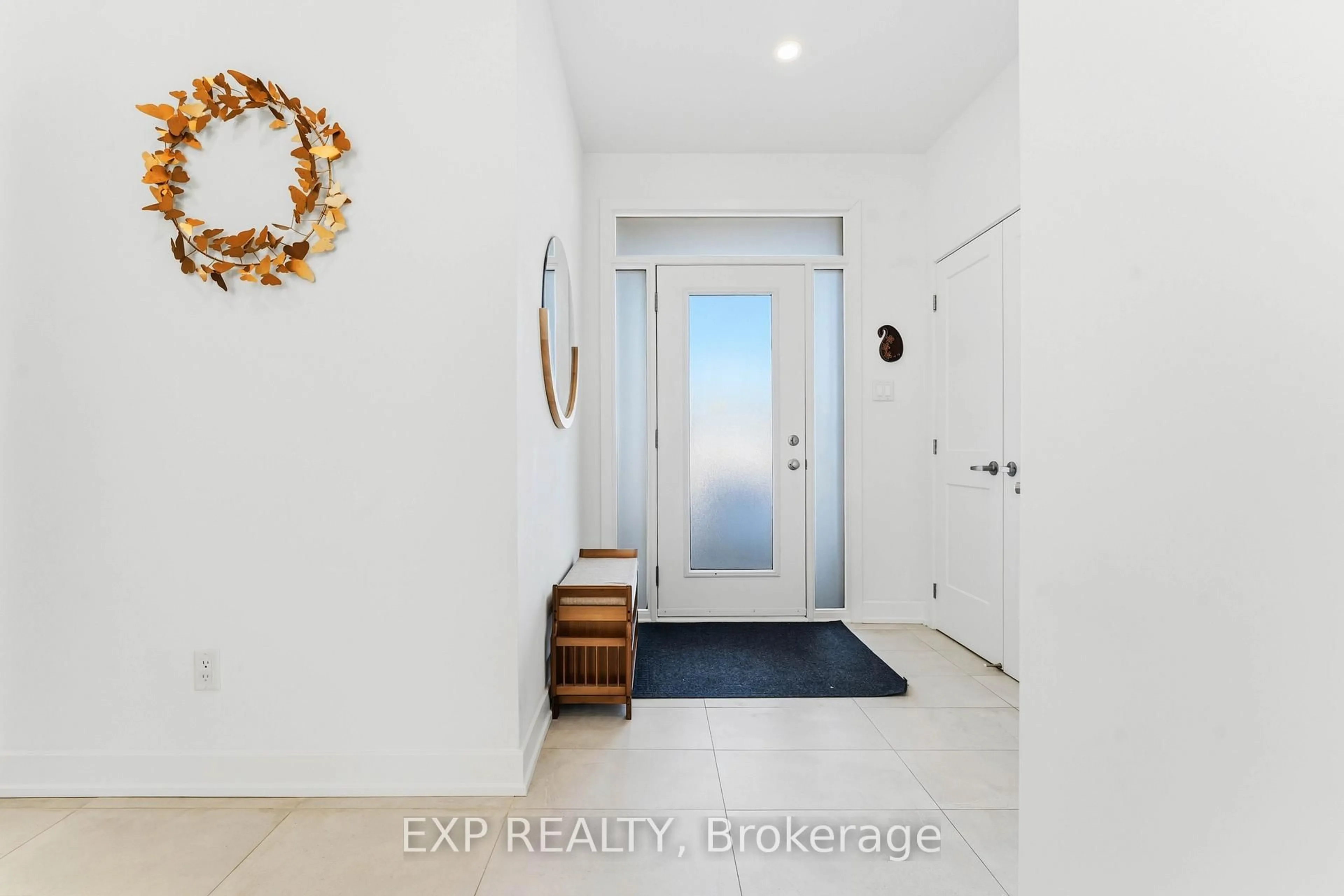 Indoor entryway for 609 Putney Cres, Ottawa Ontario K1S 1N4