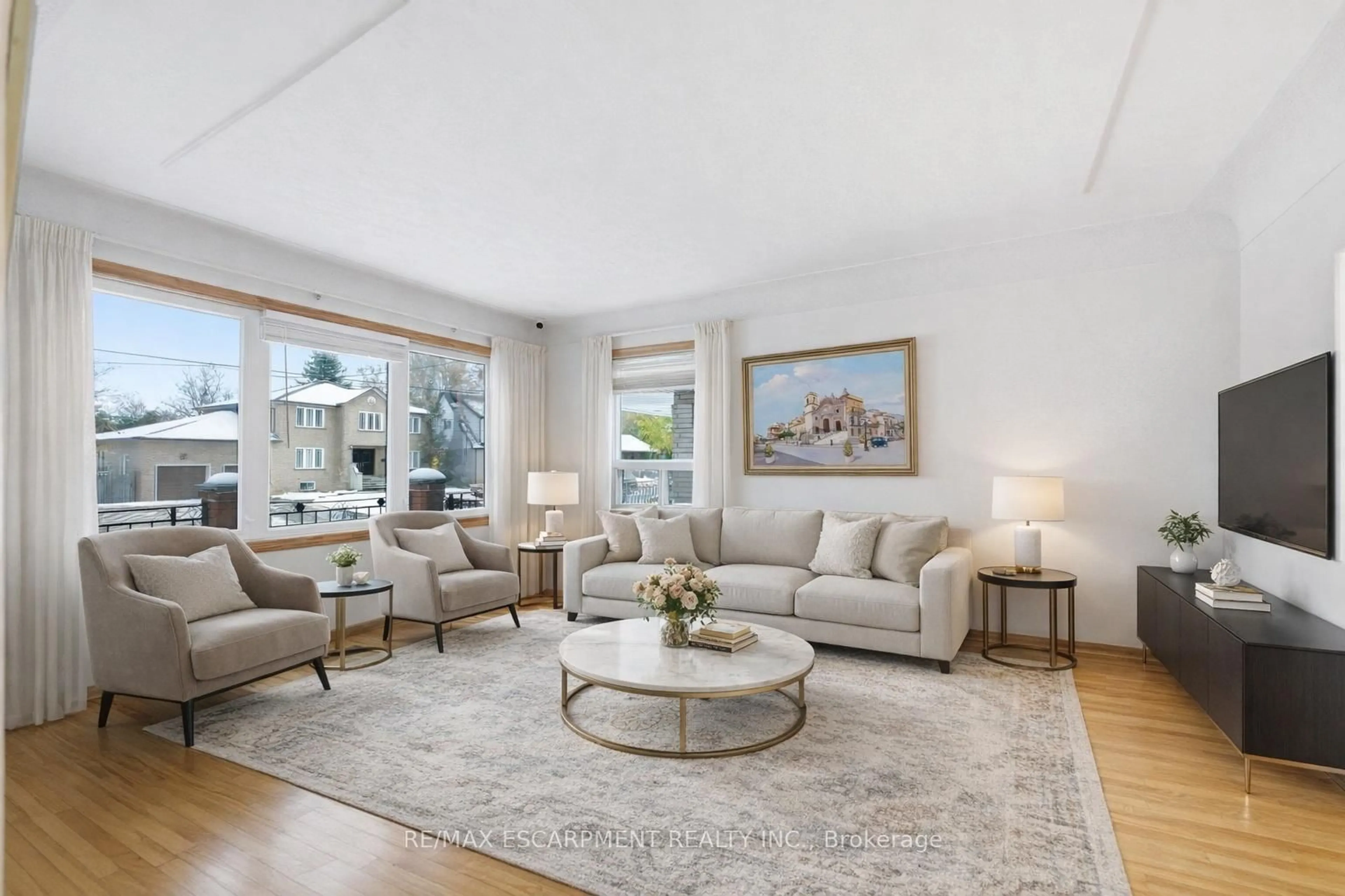 Living room with furniture, unknown for 314 Hawkridge Ave, Hamilton Ontario L9C 3L2