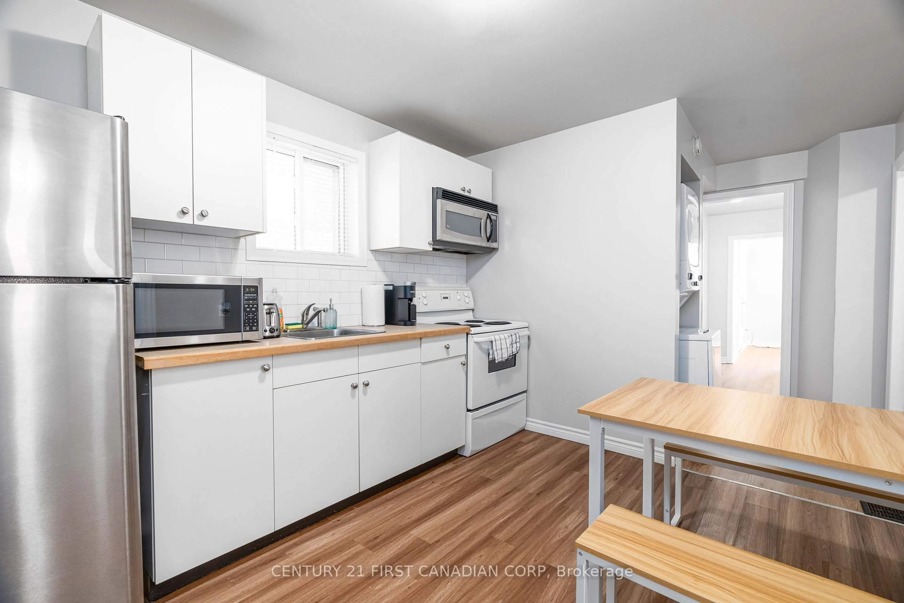 Standard kitchen, wood/laminate floor for 302 Egerton St, London East Ontario N5Z 2G7