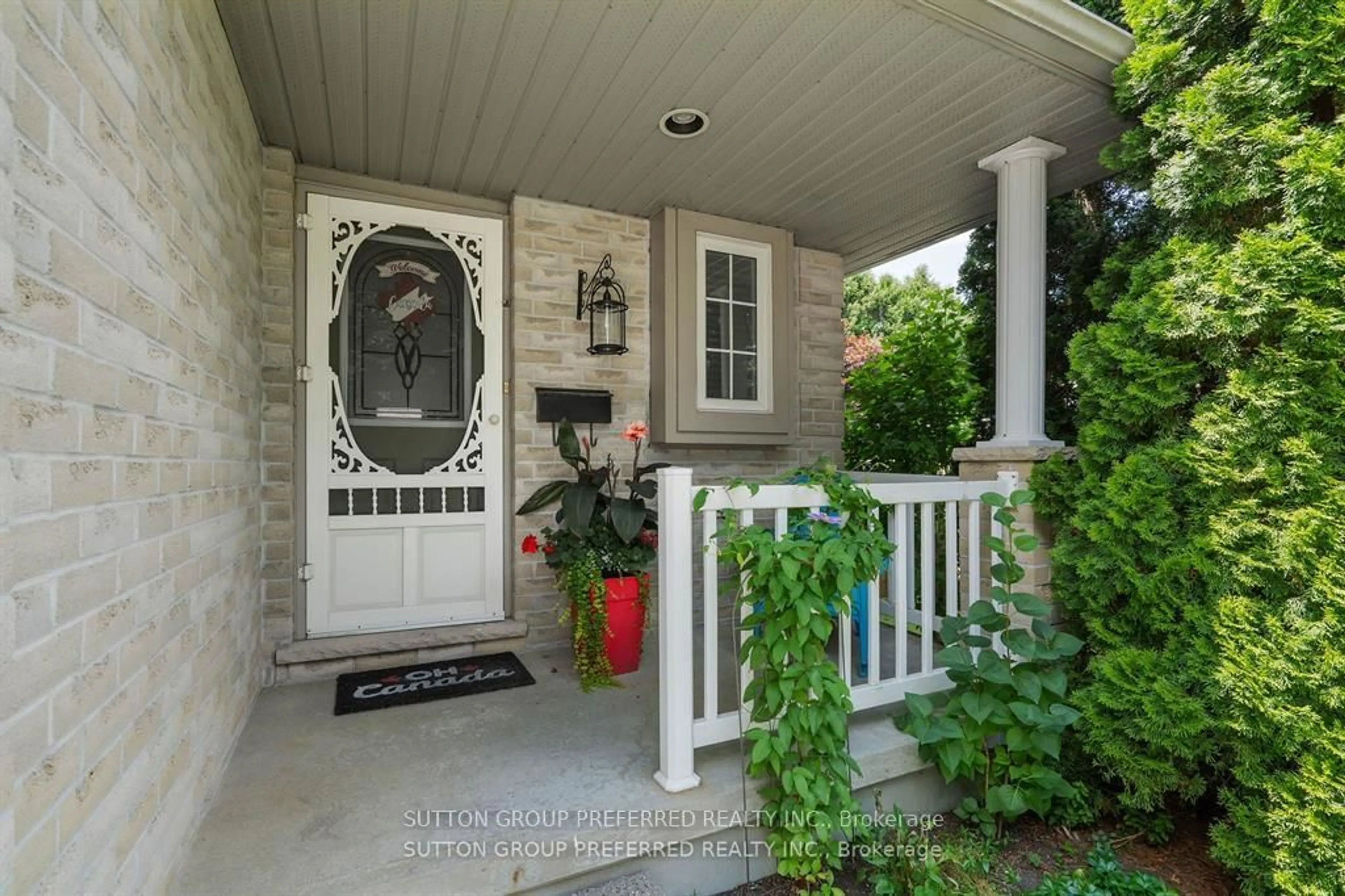 Indoor entryway for 623 Thornwood Crt, London North Ontario N6H 5J5
