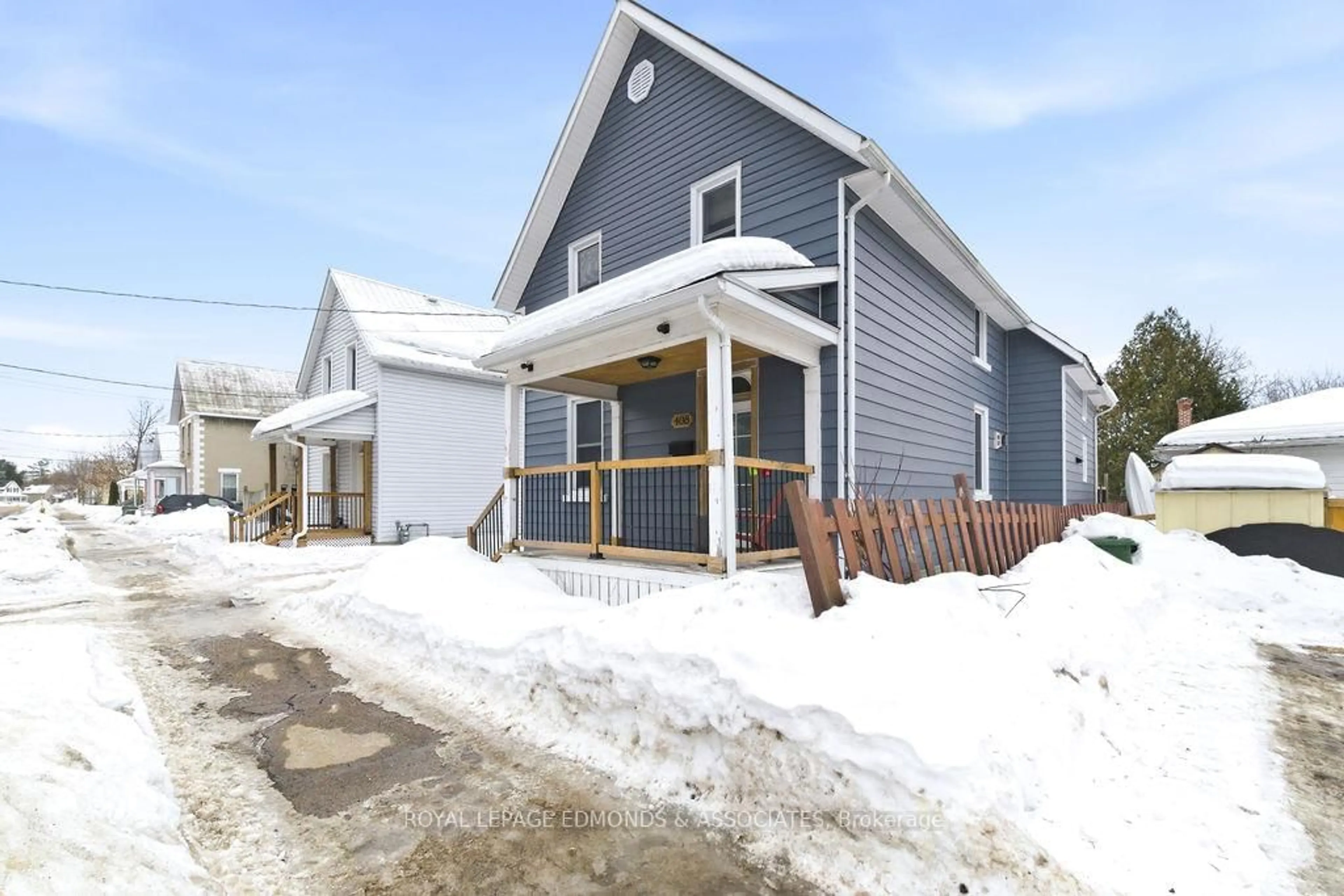 Home with vinyl exterior material, street for 408 Moffat St, Pembroke Ontario K8A 3X9