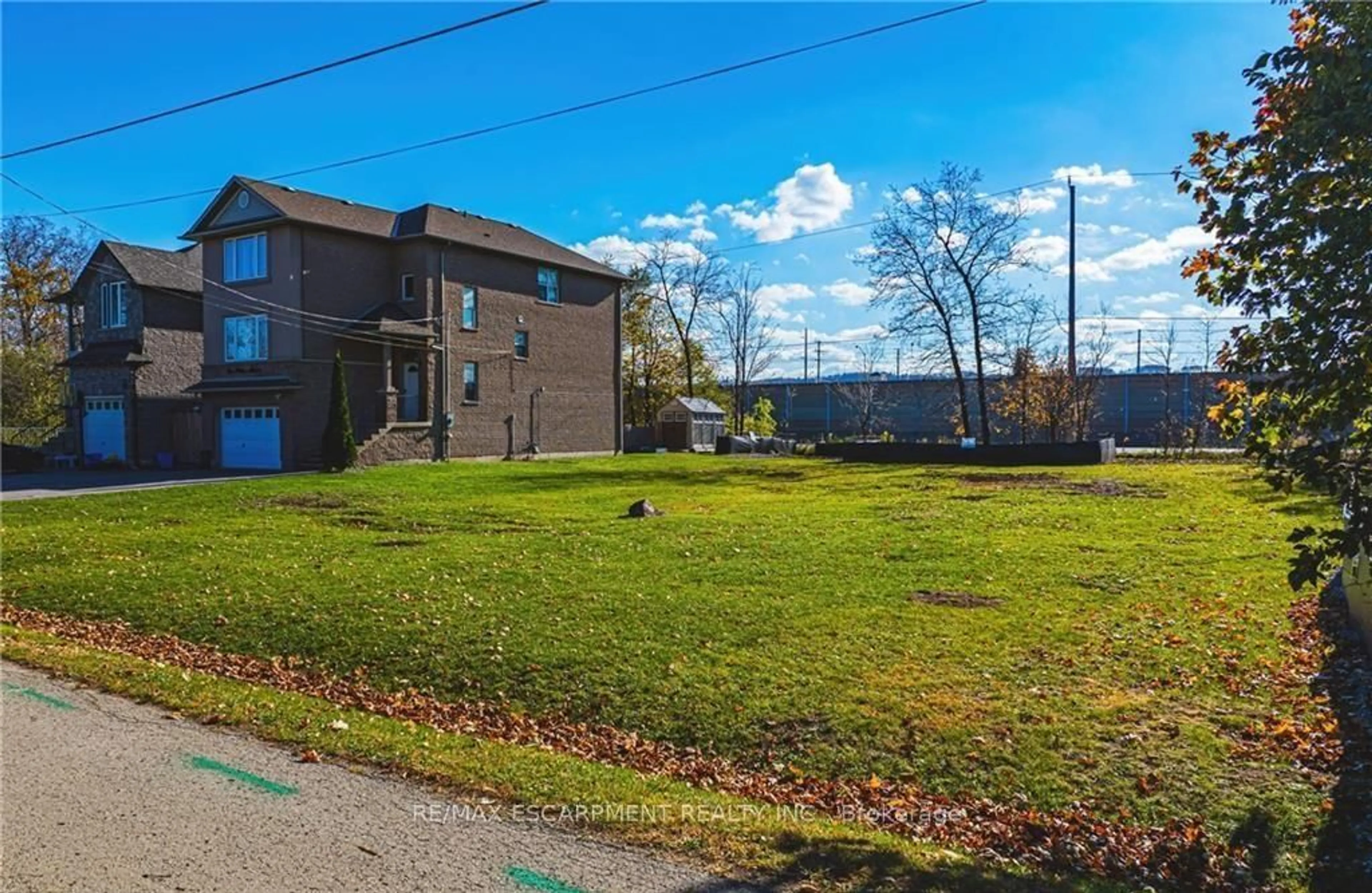 A pic from outside/outdoor area/front of a property/back of a property/a pic from drone, building for 7 Trillium Ave, Hamilton Ontario L8E 5E1