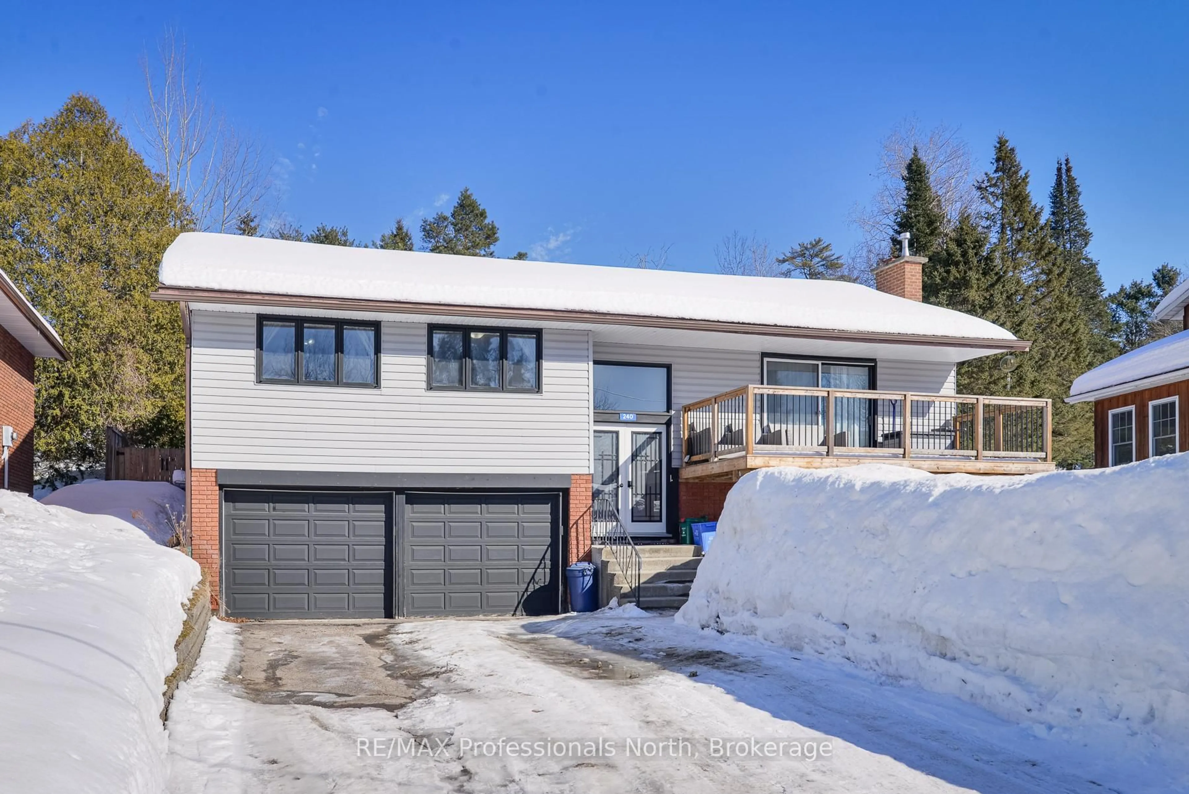 Home with brick exterior material, street for 240 Oriole Cres, Gravenhurst Ontario P1P 1C6