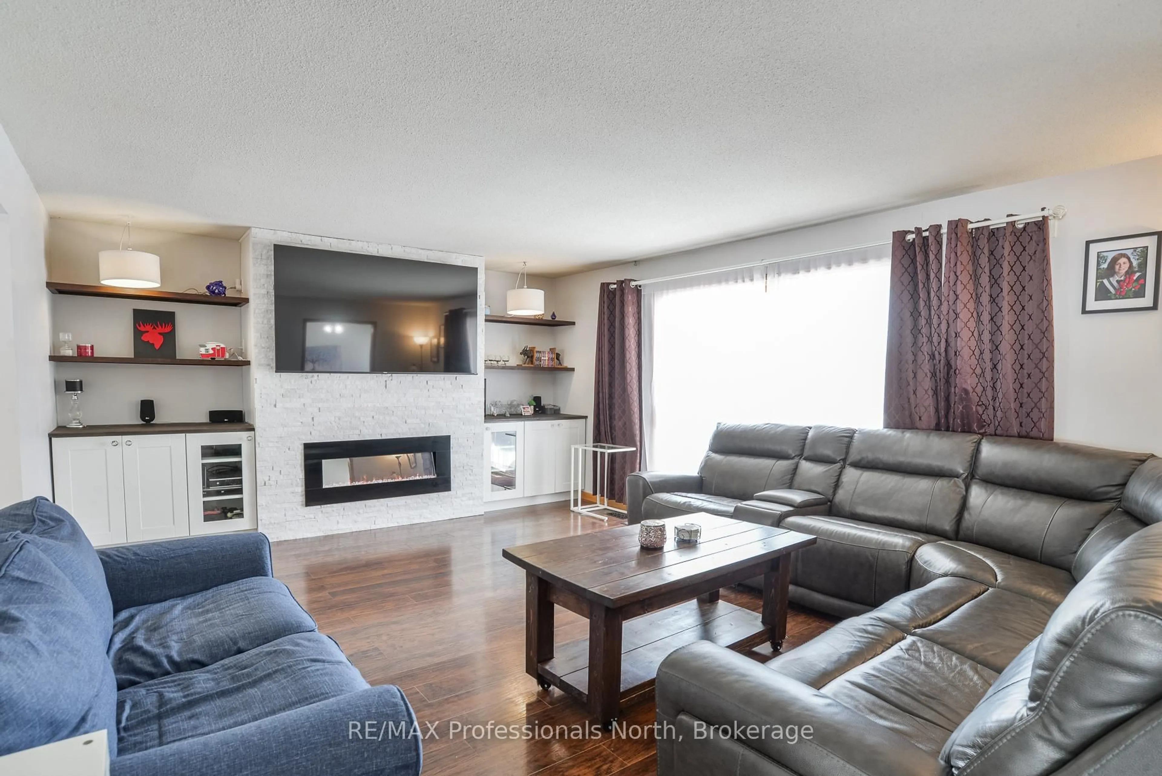 Living room with furniture, wood/laminate floor for 240 Oriole Cres, Gravenhurst Ontario P1P 1C6