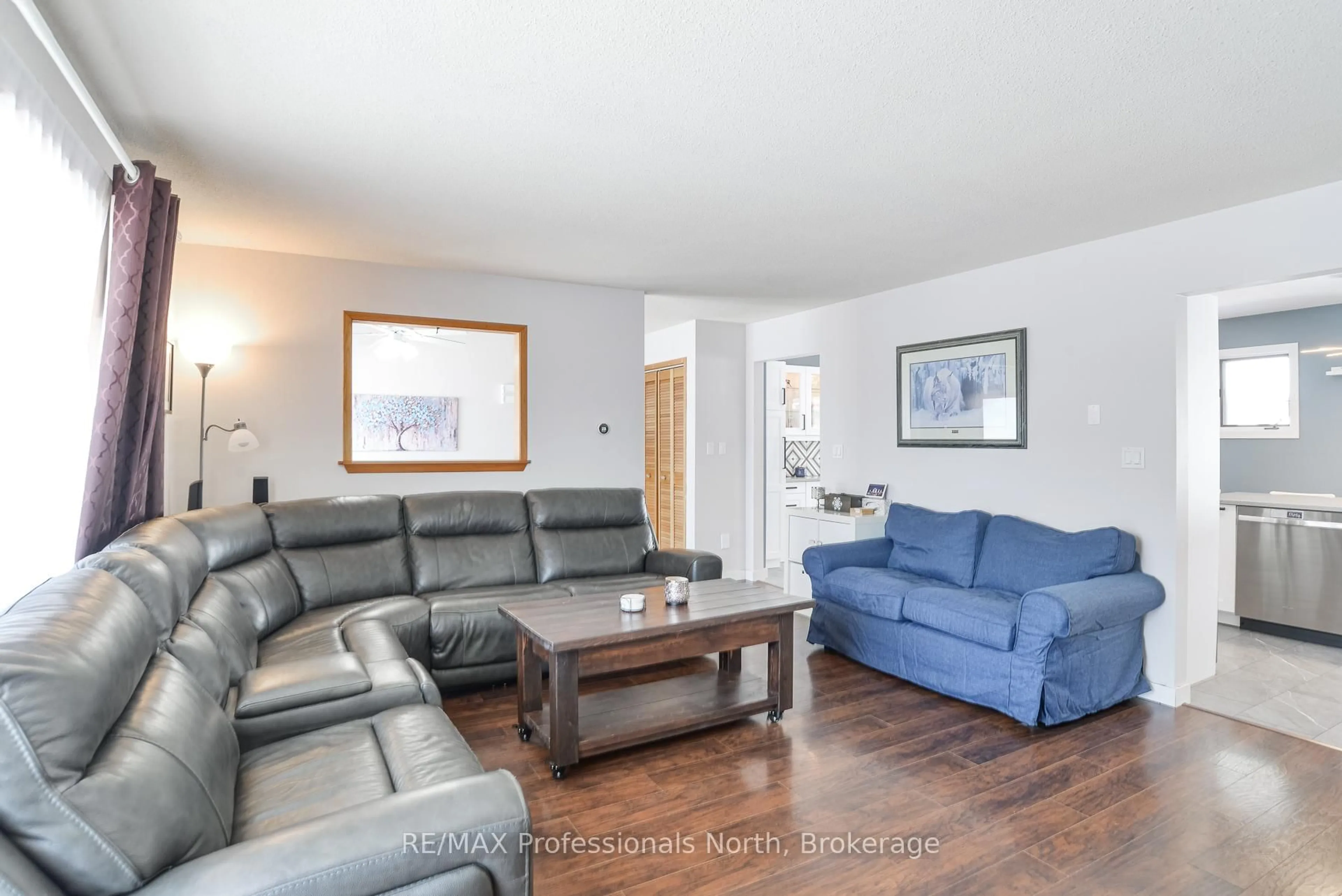 Living room with furniture, wood/laminate floor for 240 Oriole Cres, Gravenhurst Ontario P1P 1C6