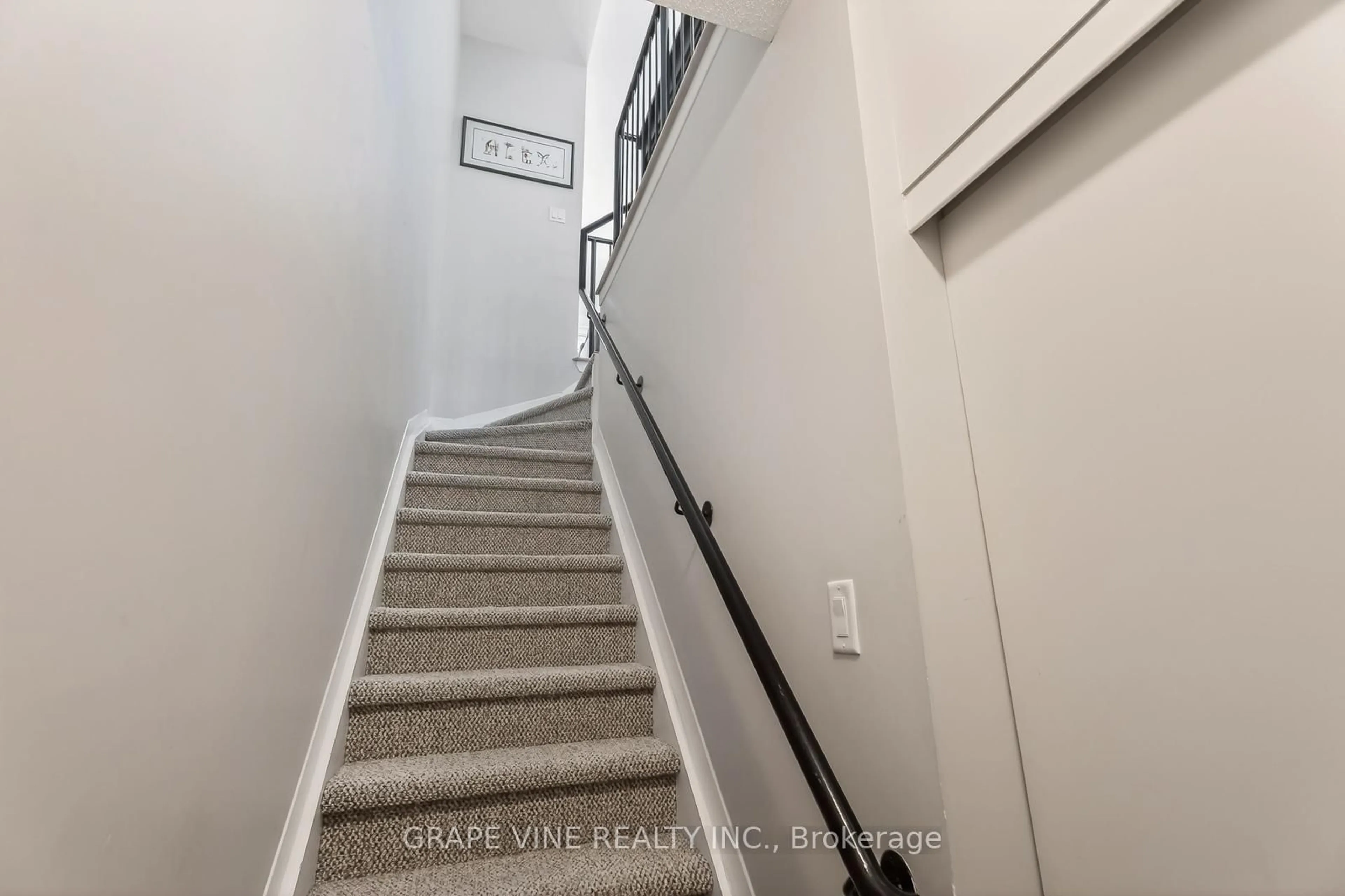 Stairs for 795 Montreal Rd #4, Ottawa Ontario K1K 0S9