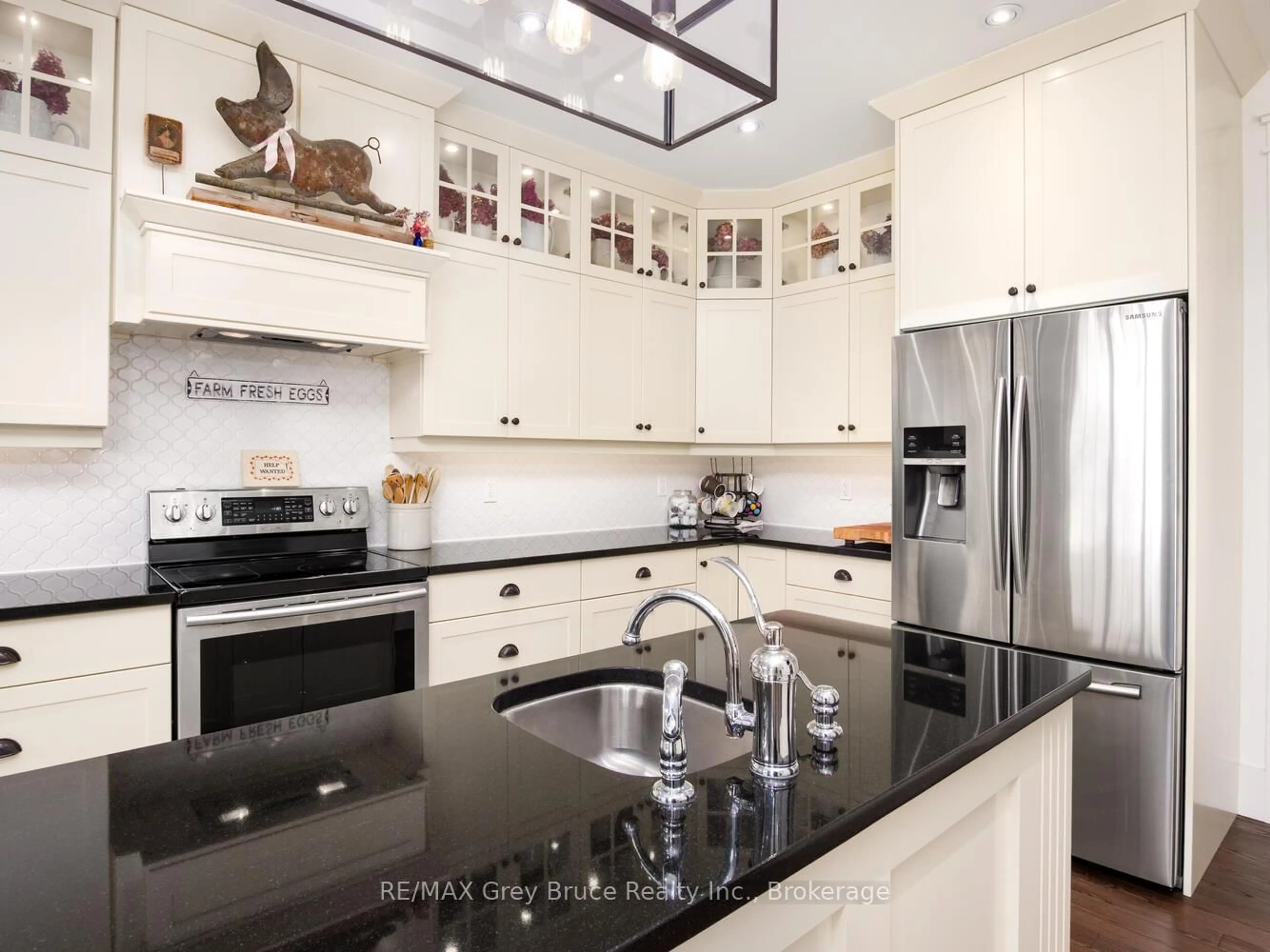 Contemporary kitchen, ceramic/tile floor for 33 Dunks Bay Rd, Northern Bruce Peninsula Ontario N0H 2R0