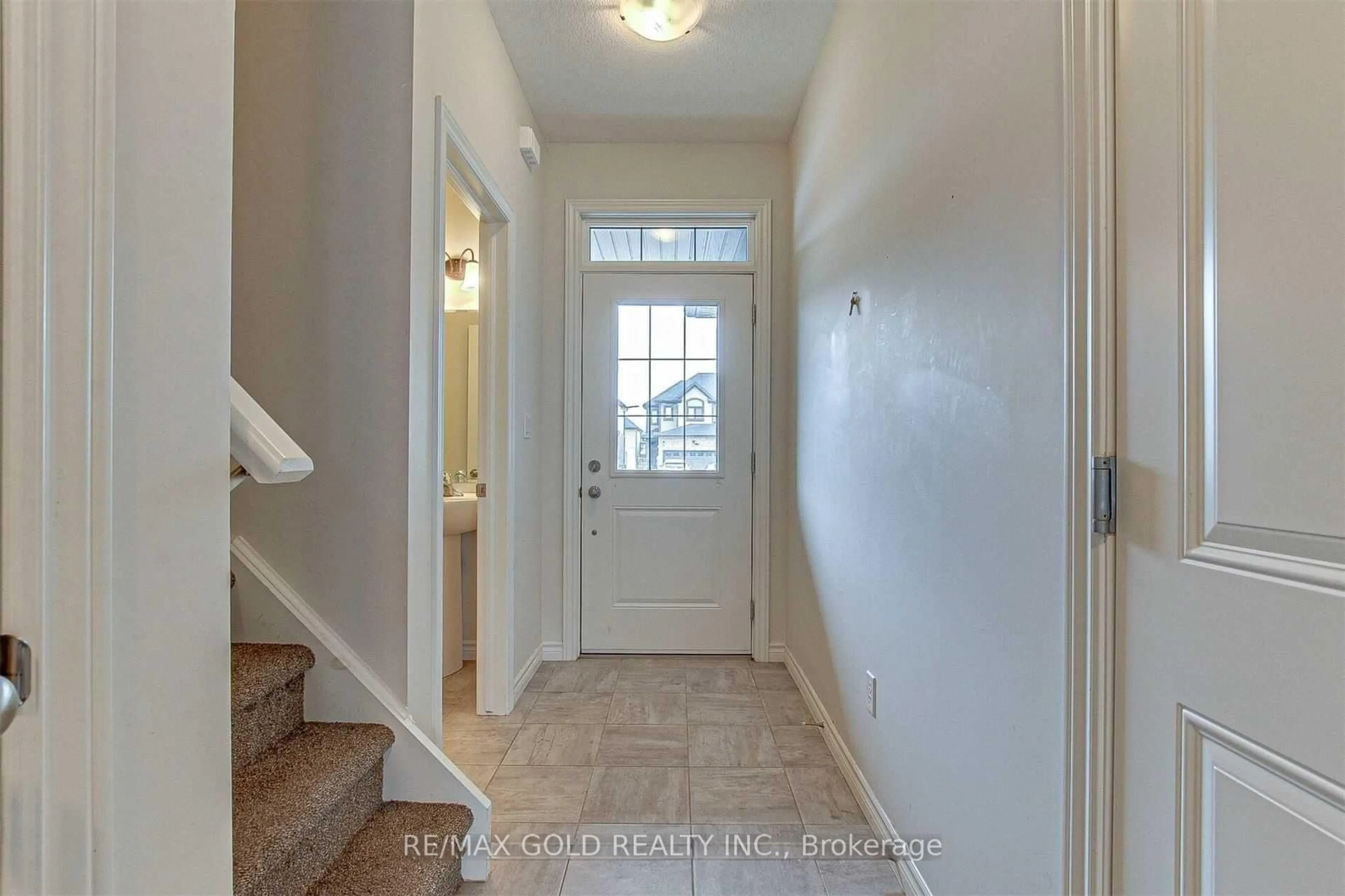 Indoor entryway for 222 Links Cres, Woodstock Ontario N4T 0M1
