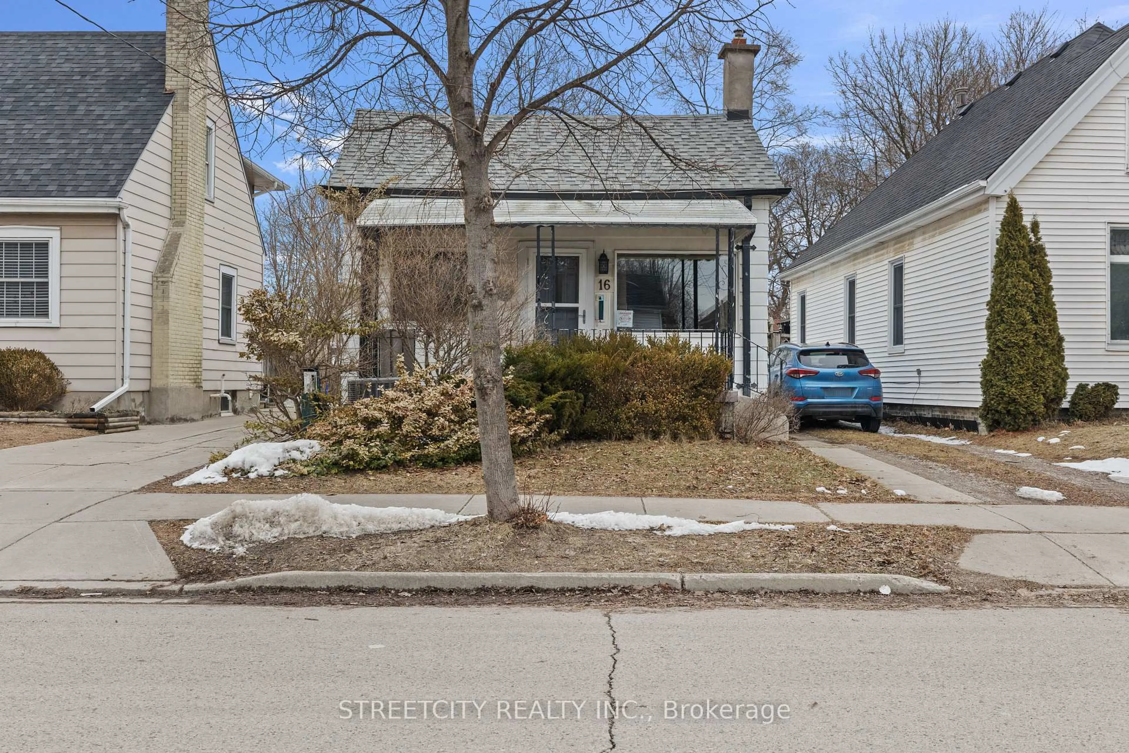 A pic from outside/outdoor area/front of a property/back of a property/a pic from drone, street for 16 Oak St, London East Ontario N5Z 2H6