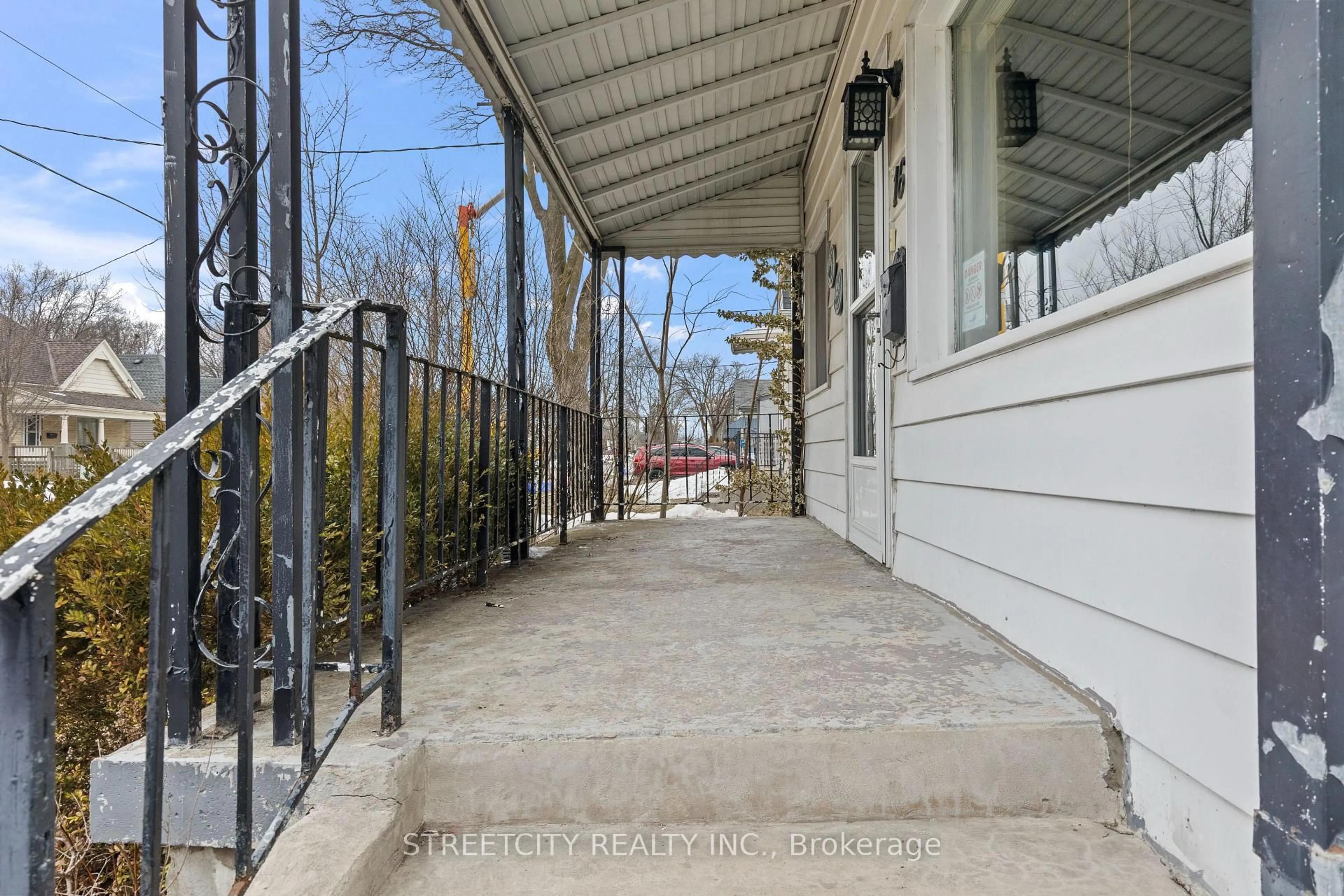 Patio, street for 16 Oak St, London East Ontario N5Z 2H6