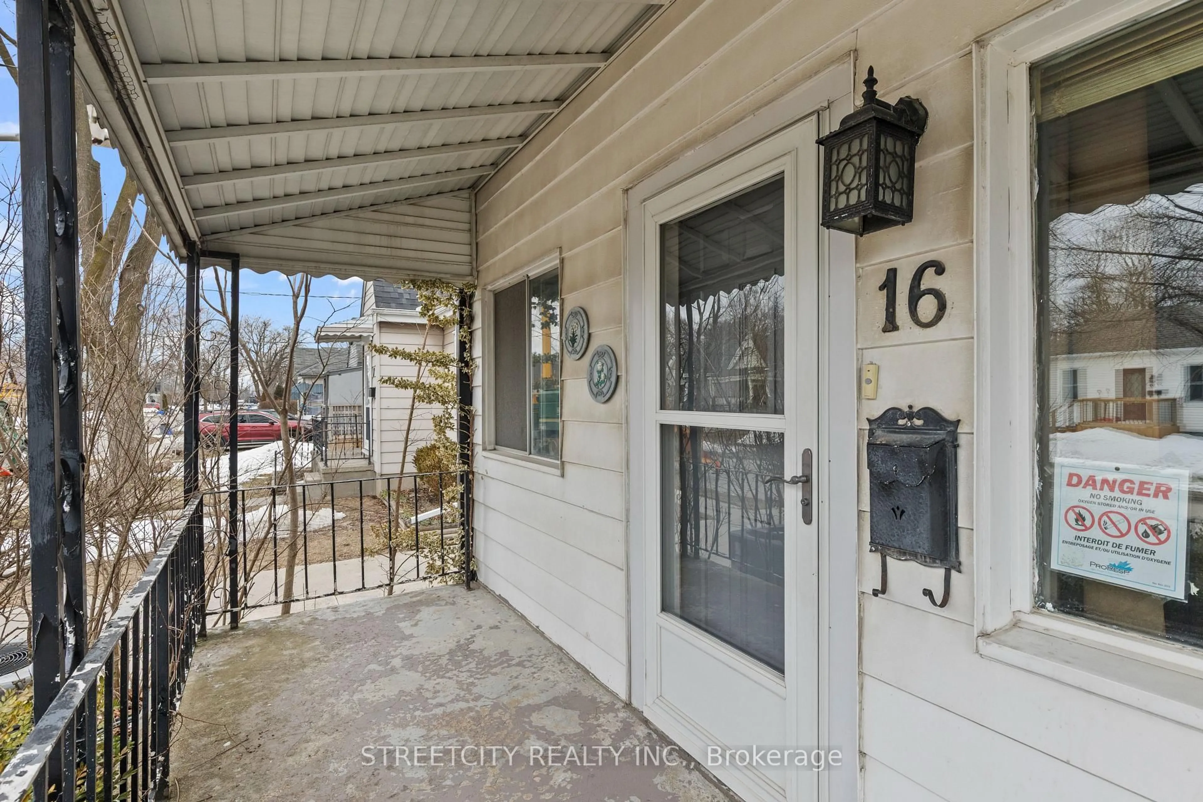 Indoor entryway for 16 Oak St, London East Ontario N5Z 2H6