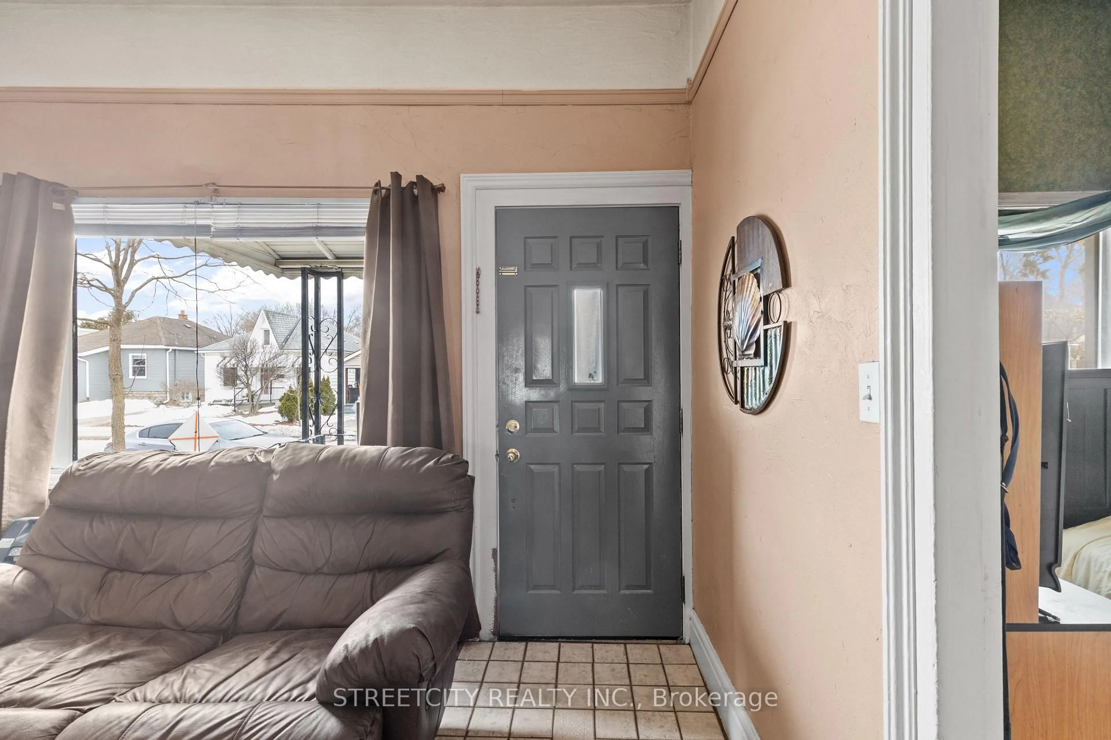 Indoor entryway for 16 Oak St, London East Ontario N5Z 2H6