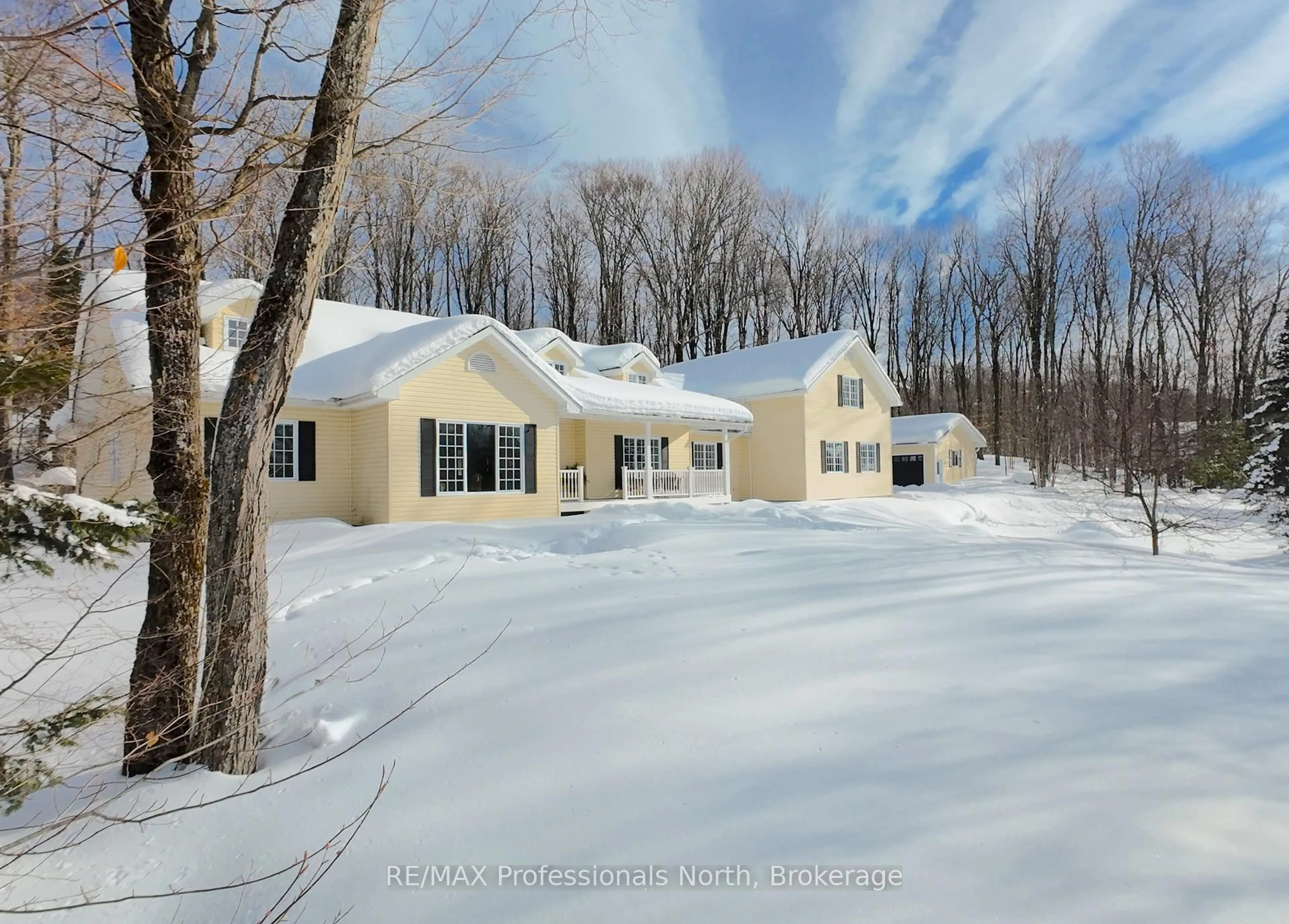 A pic from outside/outdoor area/front of a property/back of a property/a pic from drone, unknown for 31 Deerfoot Tr, Huntsville Ontario P1H 0A6