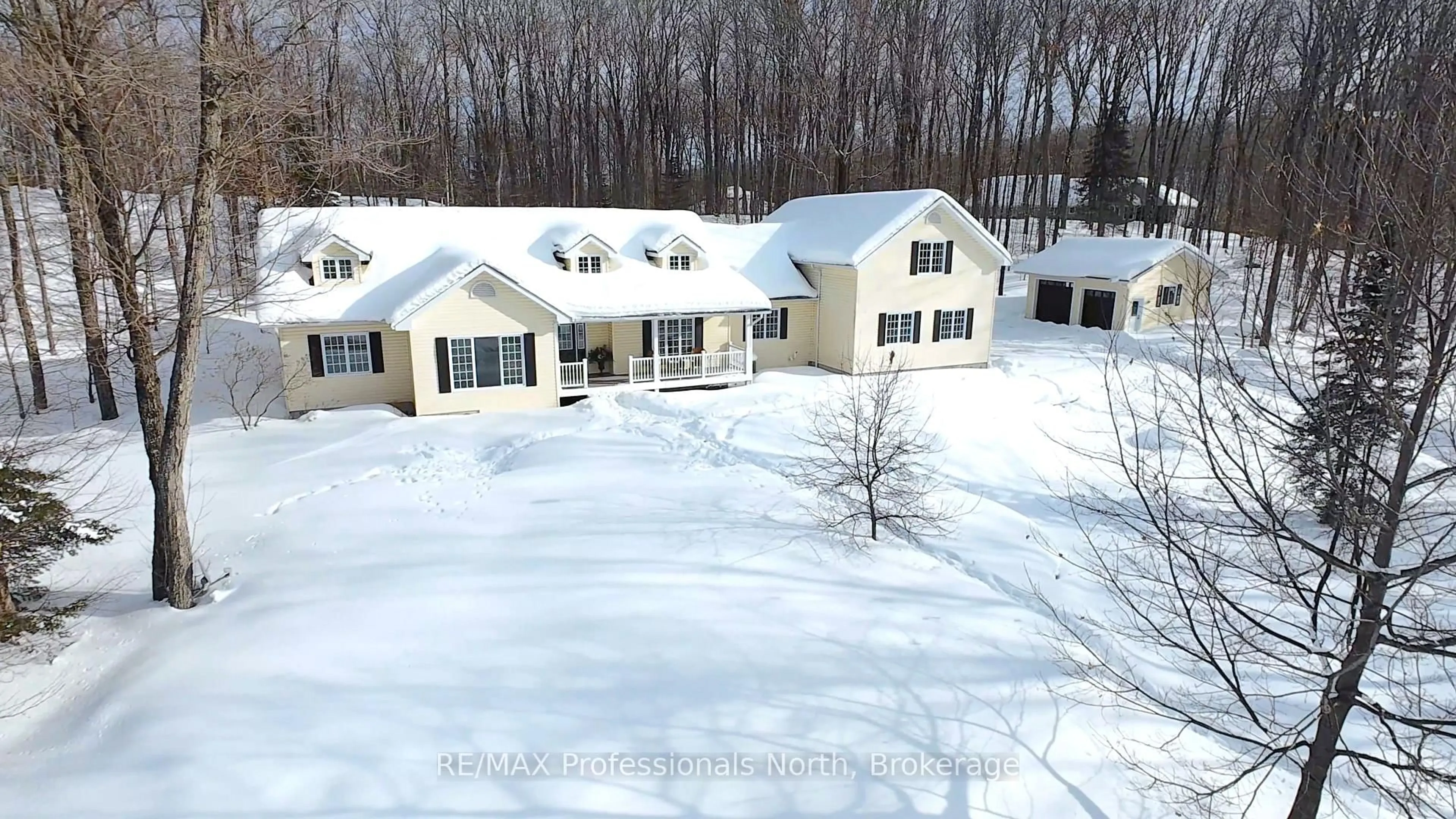 A pic from outside/outdoor area/front of a property/back of a property/a pic from drone, unknown for 31 Deerfoot Tr, Huntsville Ontario P1H 0A6