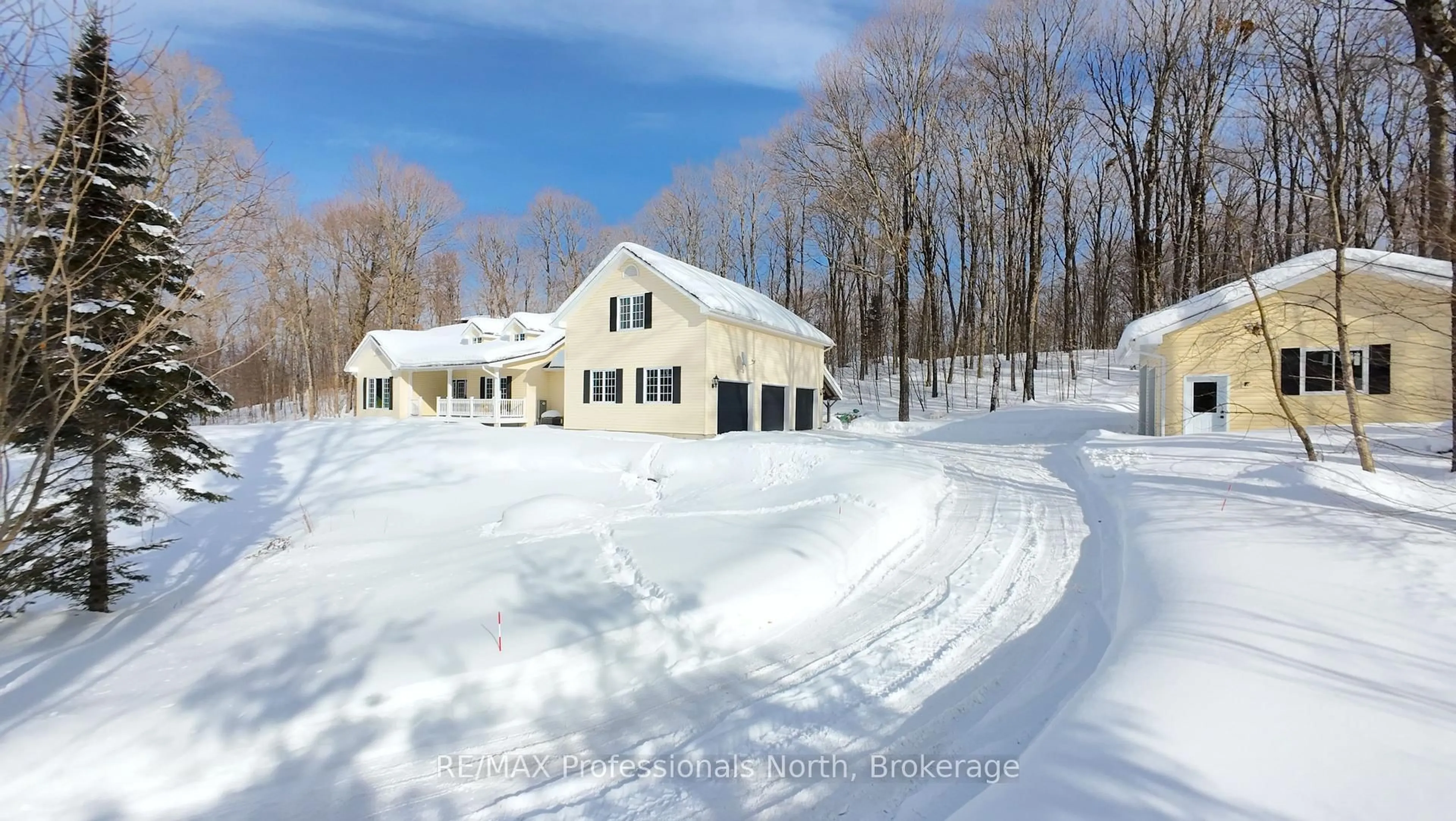 A pic from outside/outdoor area/front of a property/back of a property/a pic from drone, unknown for 31 Deerfoot Tr, Huntsville Ontario P1H 0A6