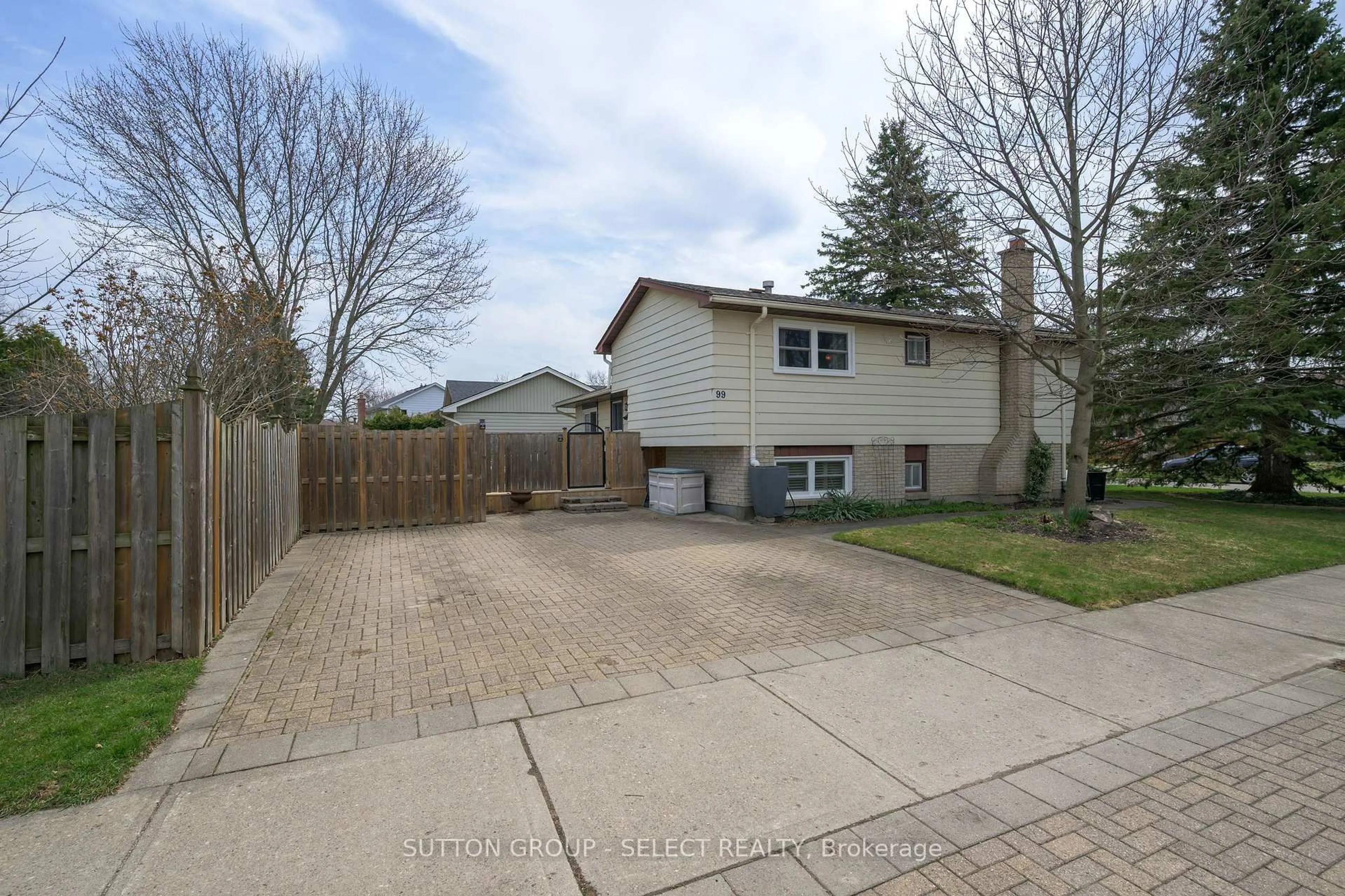 A pic from outside/outdoor area/front of a property/back of a property/a pic from drone, street for 99 Inverary Cres, London North Ontario N6G 3L7