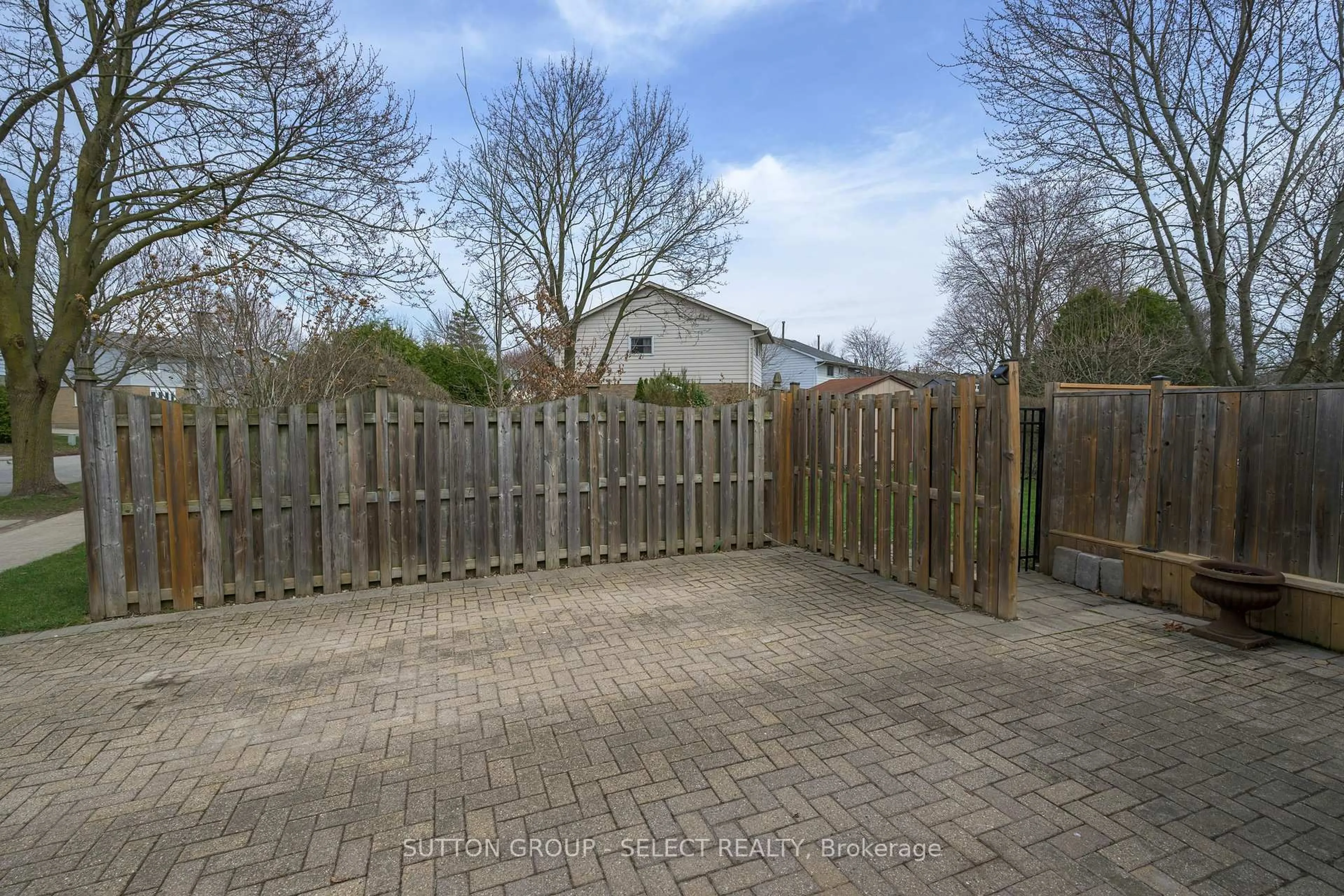 A pic from outside/outdoor area/front of a property/back of a property/a pic from drone, street for 99 Inverary Cres, London North Ontario N6G 3L7