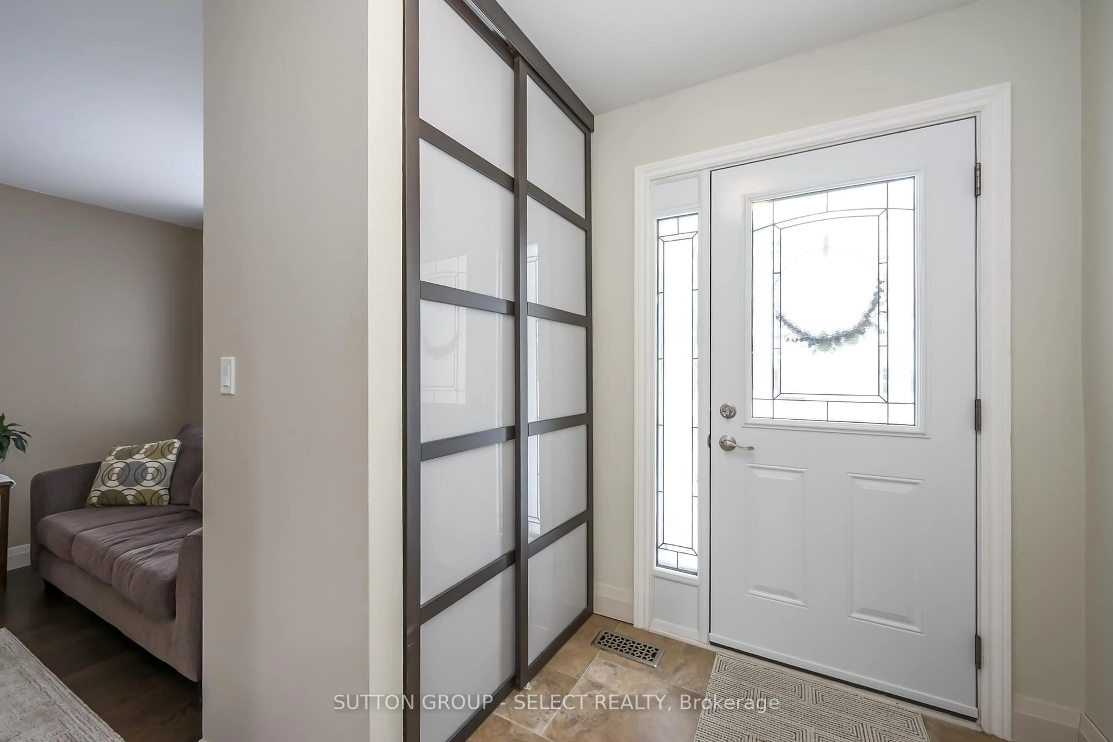 Indoor entryway for 99 Inverary Cres, London North Ontario N6G 3L7