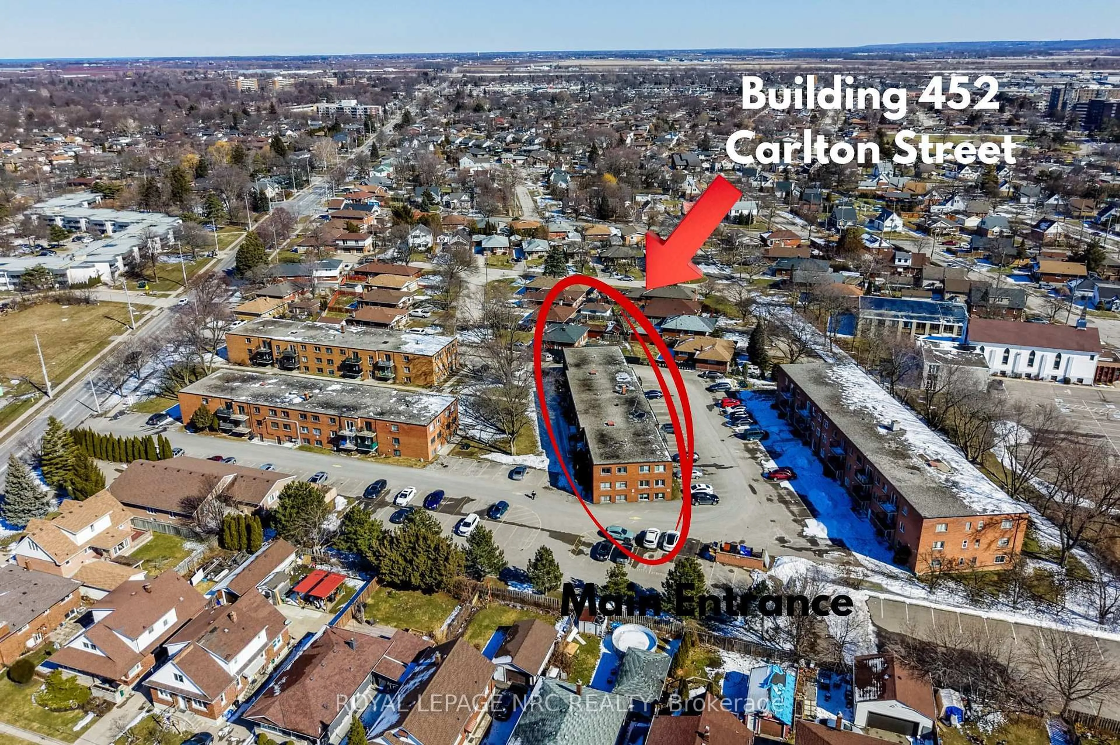 A pic from outside/outdoor area/front of a property/back of a property/a pic from drone, building for 452 Carlton St #36, St. Catharines Ontario L2M 4X1