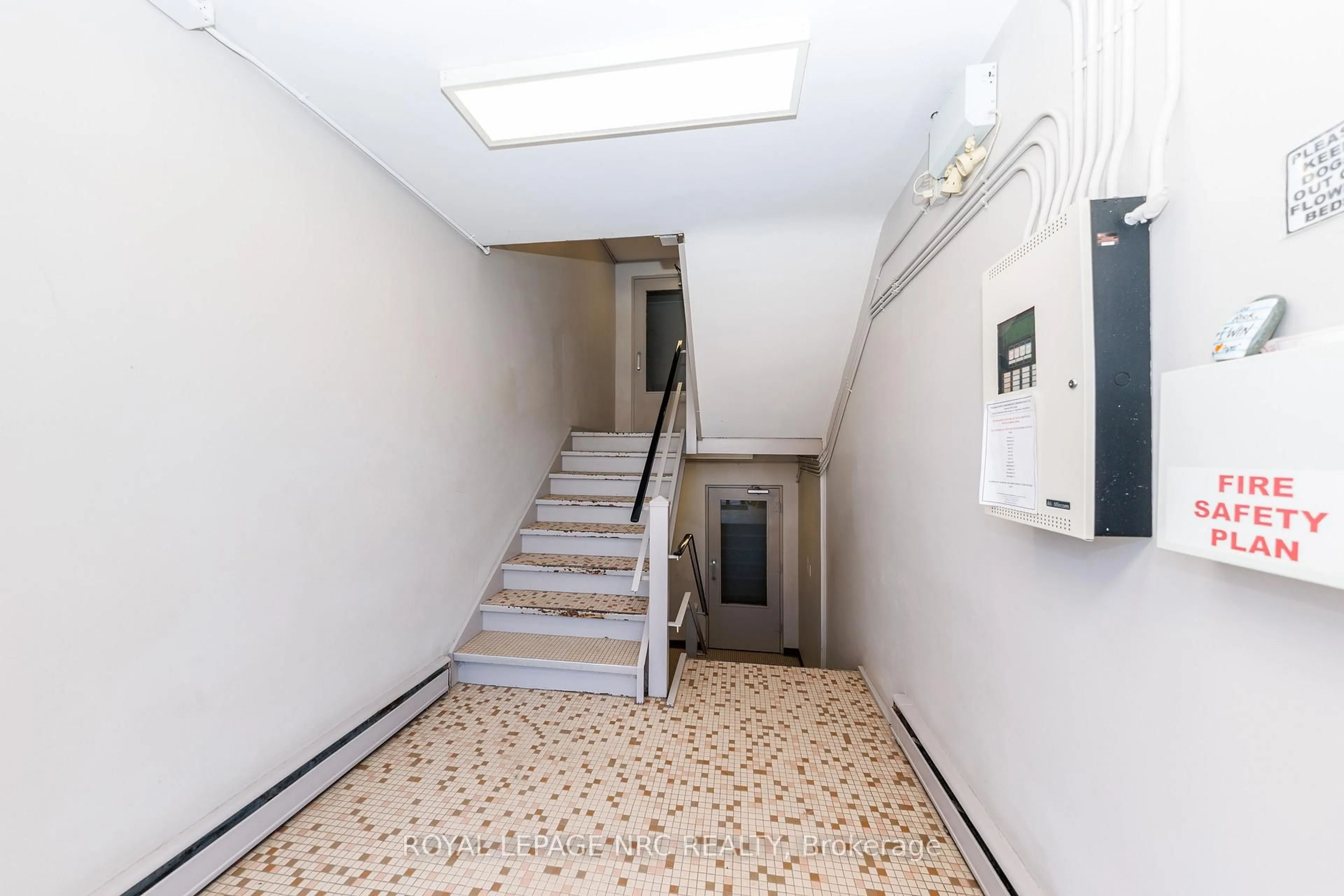 Indoor foyer for 452 Carlton St #36, St. Catharines Ontario L2M 4X1