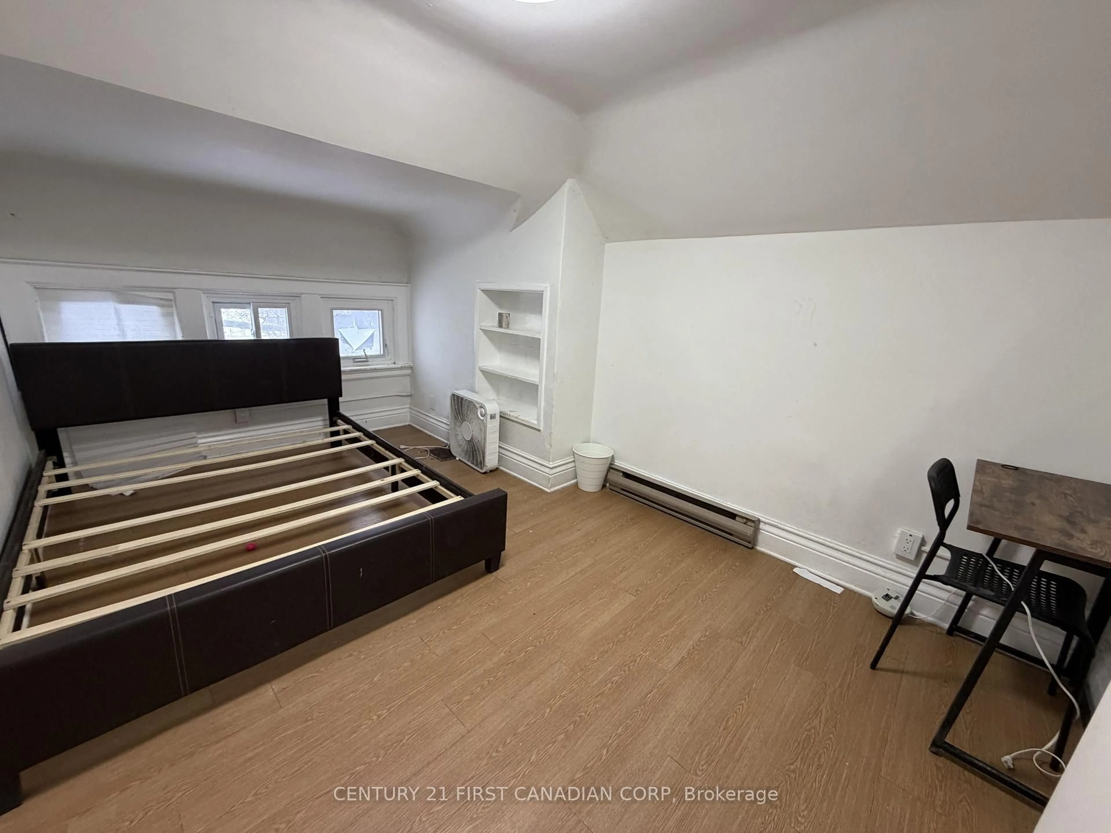 A pic of a room for 14 Craig St, London South Ontario N6C 1E8