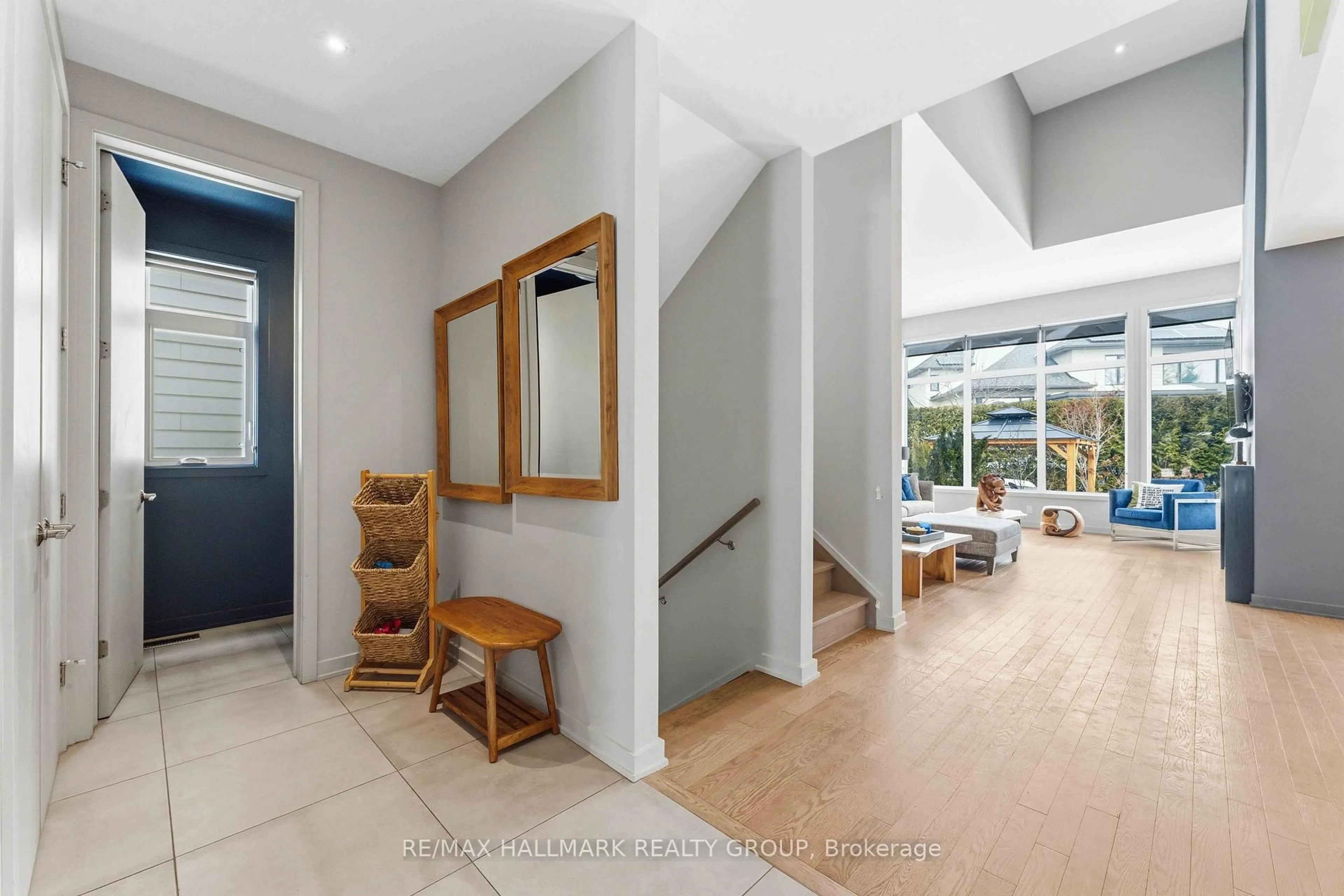 Indoor foyer for 254 Sunnyridge Cres, Ottawa Ontario K2M 0H3